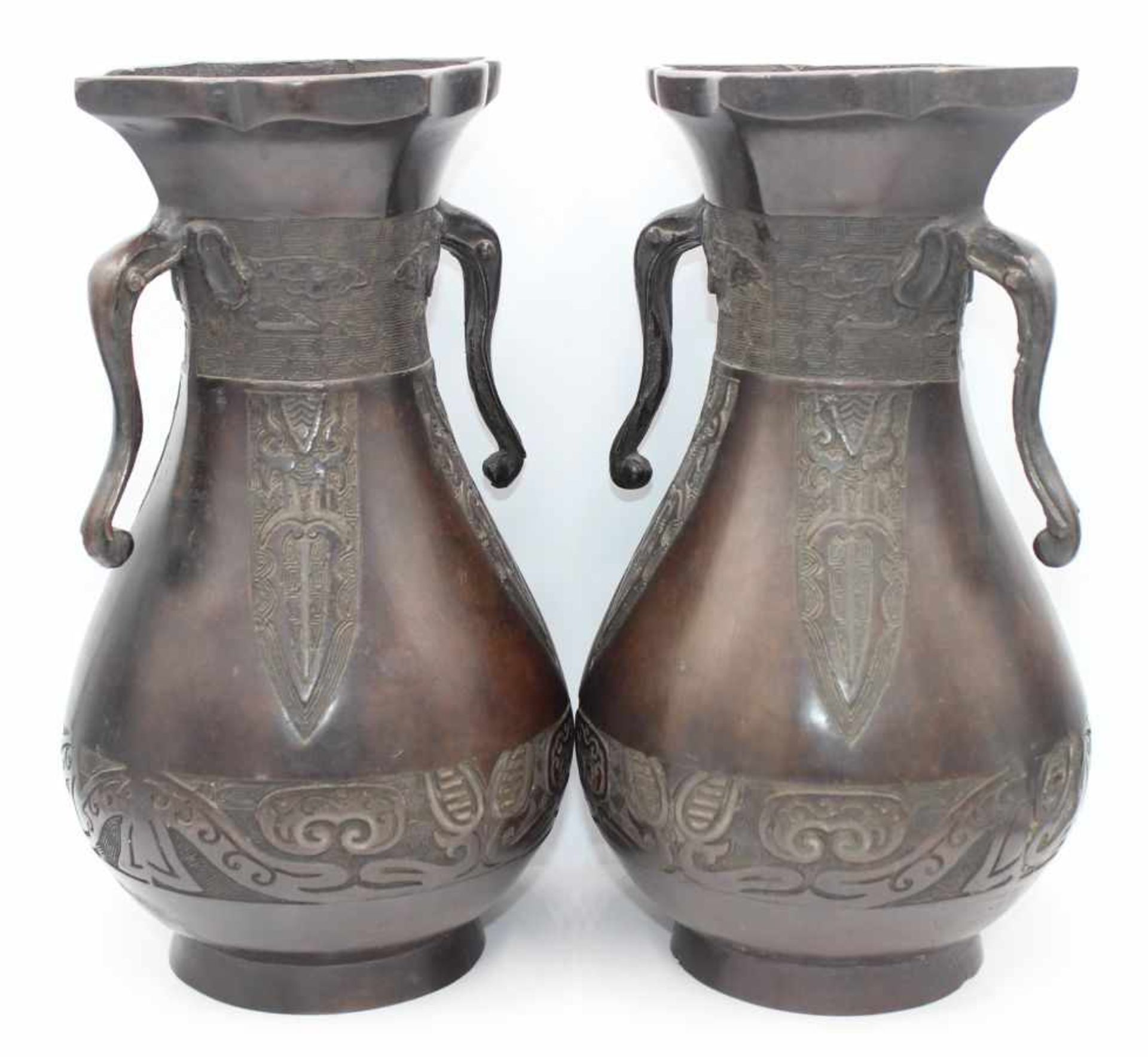 Paar Vasen - wohl China nach 1900 Bronzekorpus mit Reliefdekor, gemarkt, seitl. Handhaben als