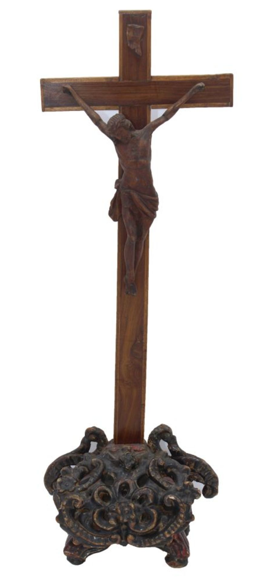 Kleines Kreuz aus dem 19.Jahrhundert Dreinageltypus, Holz geschnitzt, Sockel reich verziert mit