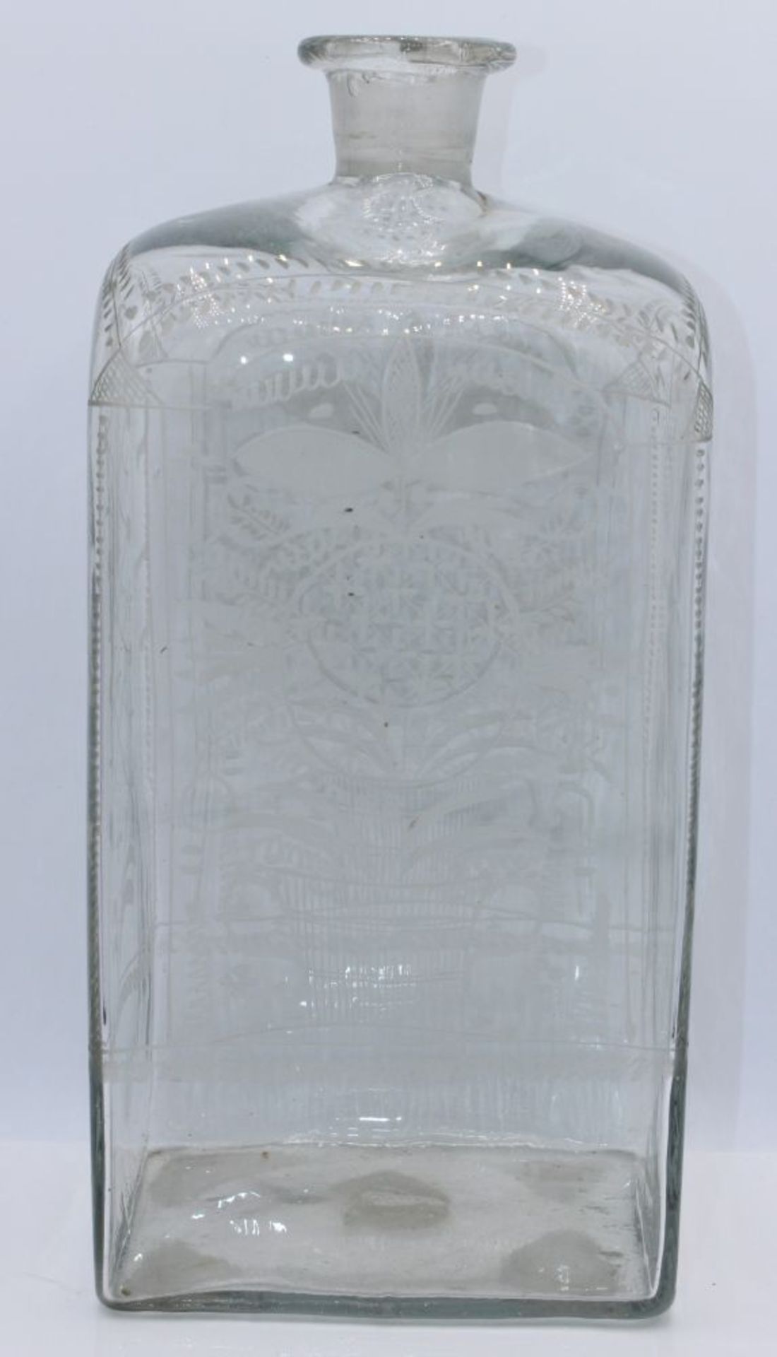 Vierkantflasche im Stil des 18.Jahrhunderts farbloses Glas, florales Dekor geschnitten und geätzt,