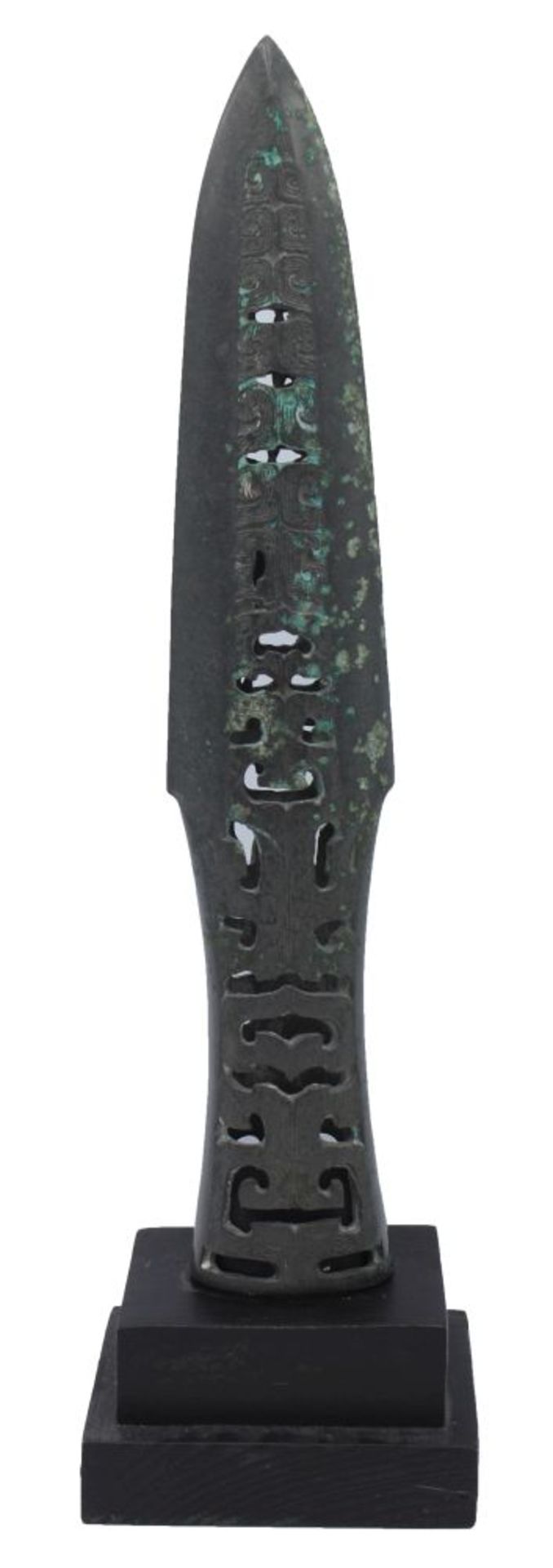 Speerspitze - China Metall, graviertes und durchbrochenes Dekor, Höhe ca. 26 cm, auf Holzsockel