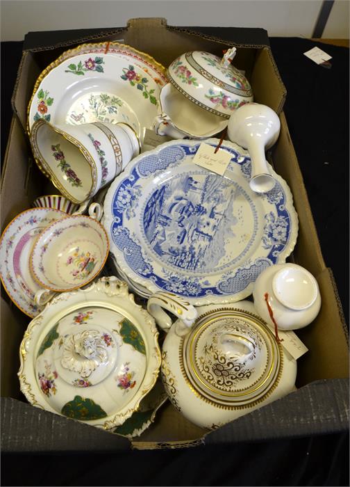 Mixed tray lot of pottery.