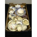 Mixed tray lot of pottery.