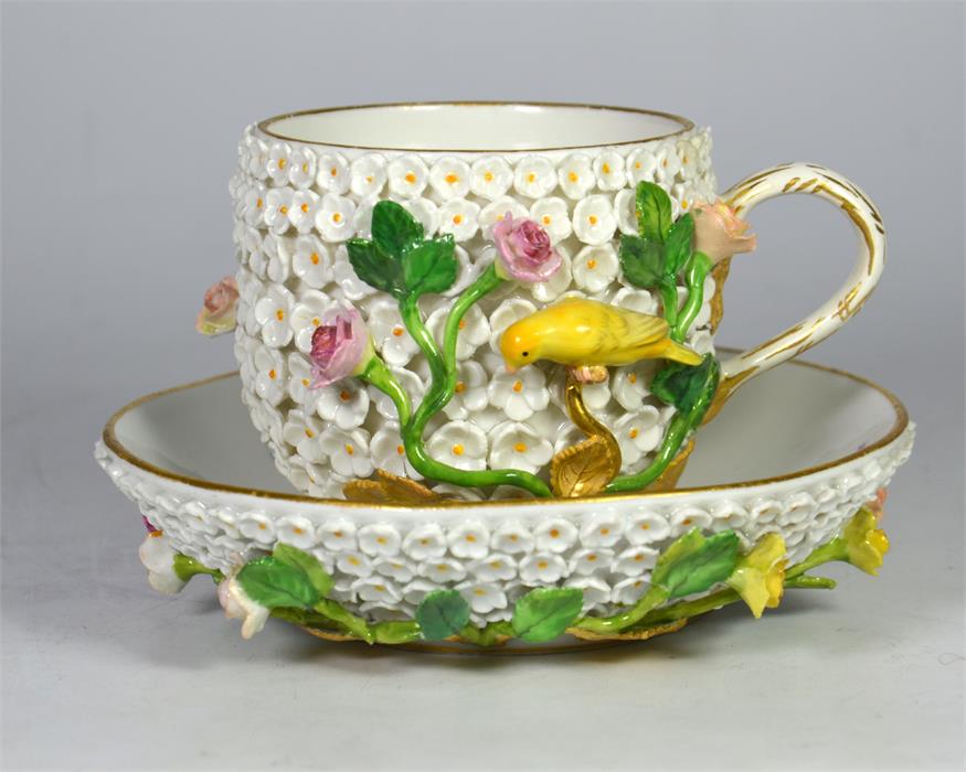 A Meissen ‘Snowball’ (‘Schneeballen’) cup and saucer - Image 2 of 3