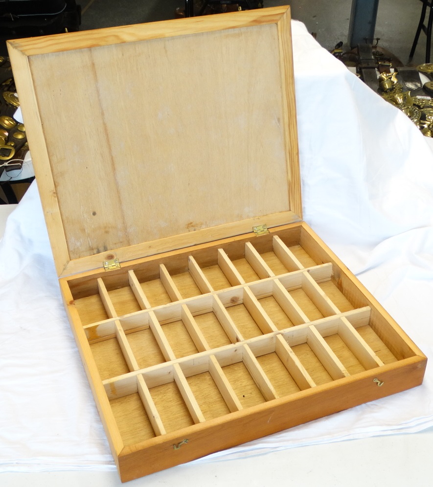 COLLECTORS BOX 16 COMPARTMENTS