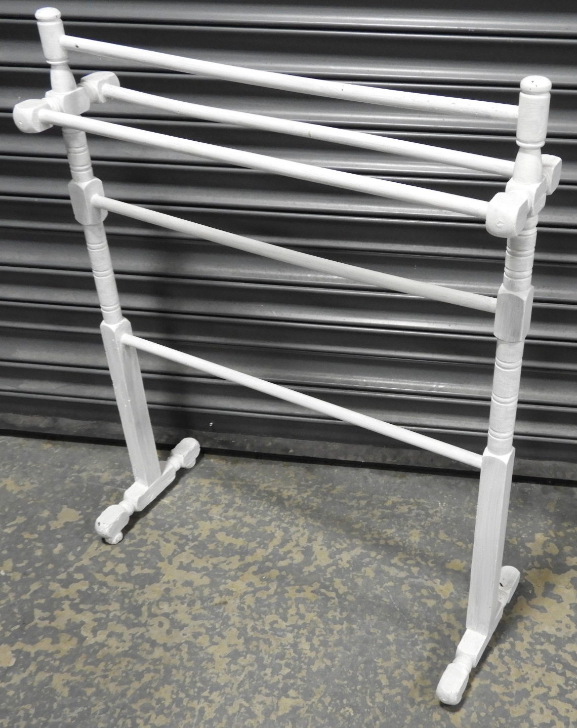 PAINTED TOWEL RAIL