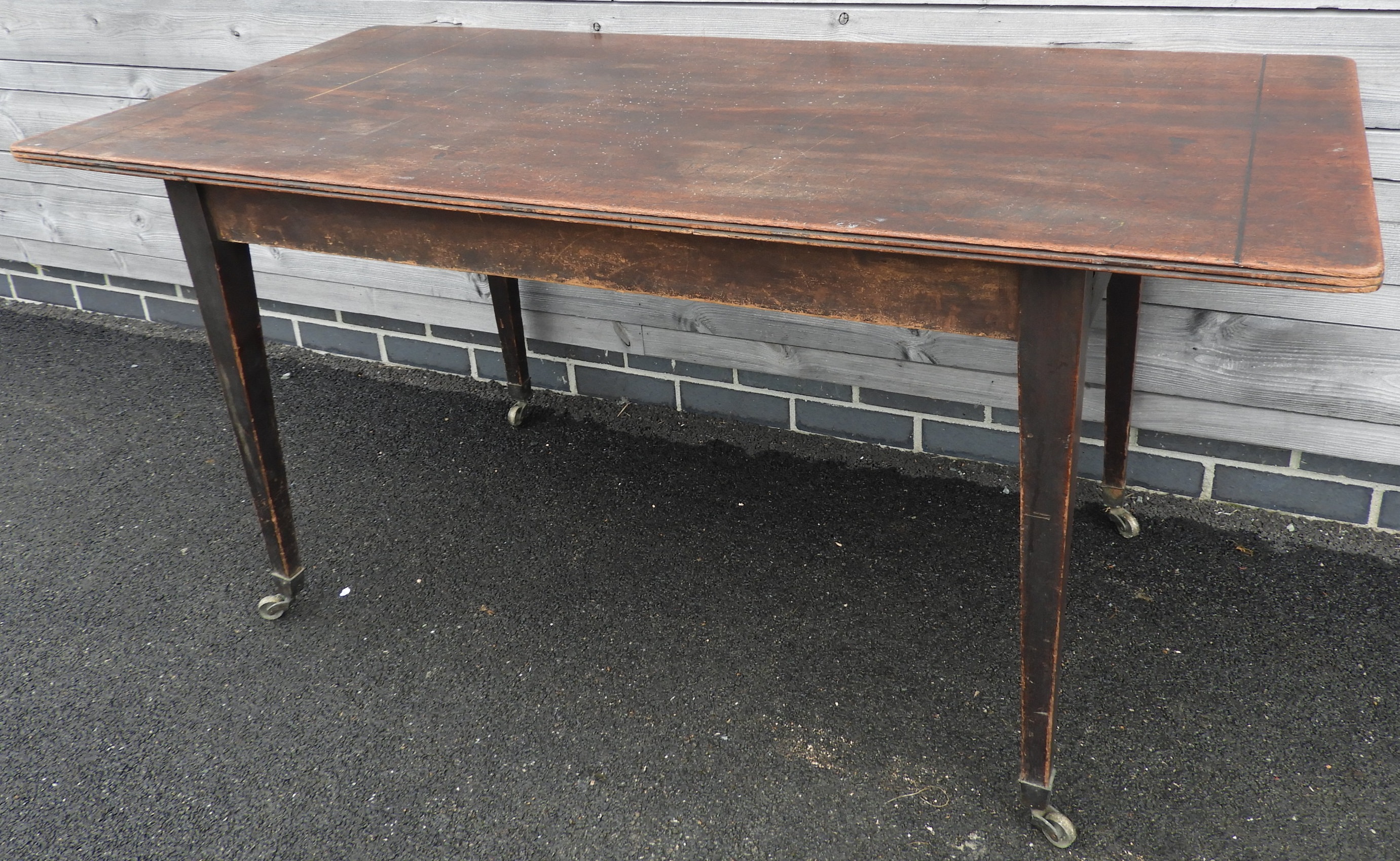 MAHOGANY TAVERN TABLE ON BRASS CASTORS