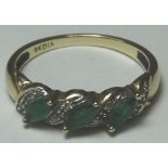 9CT GOLD 6 DIAMOND & GREEN STONE RING