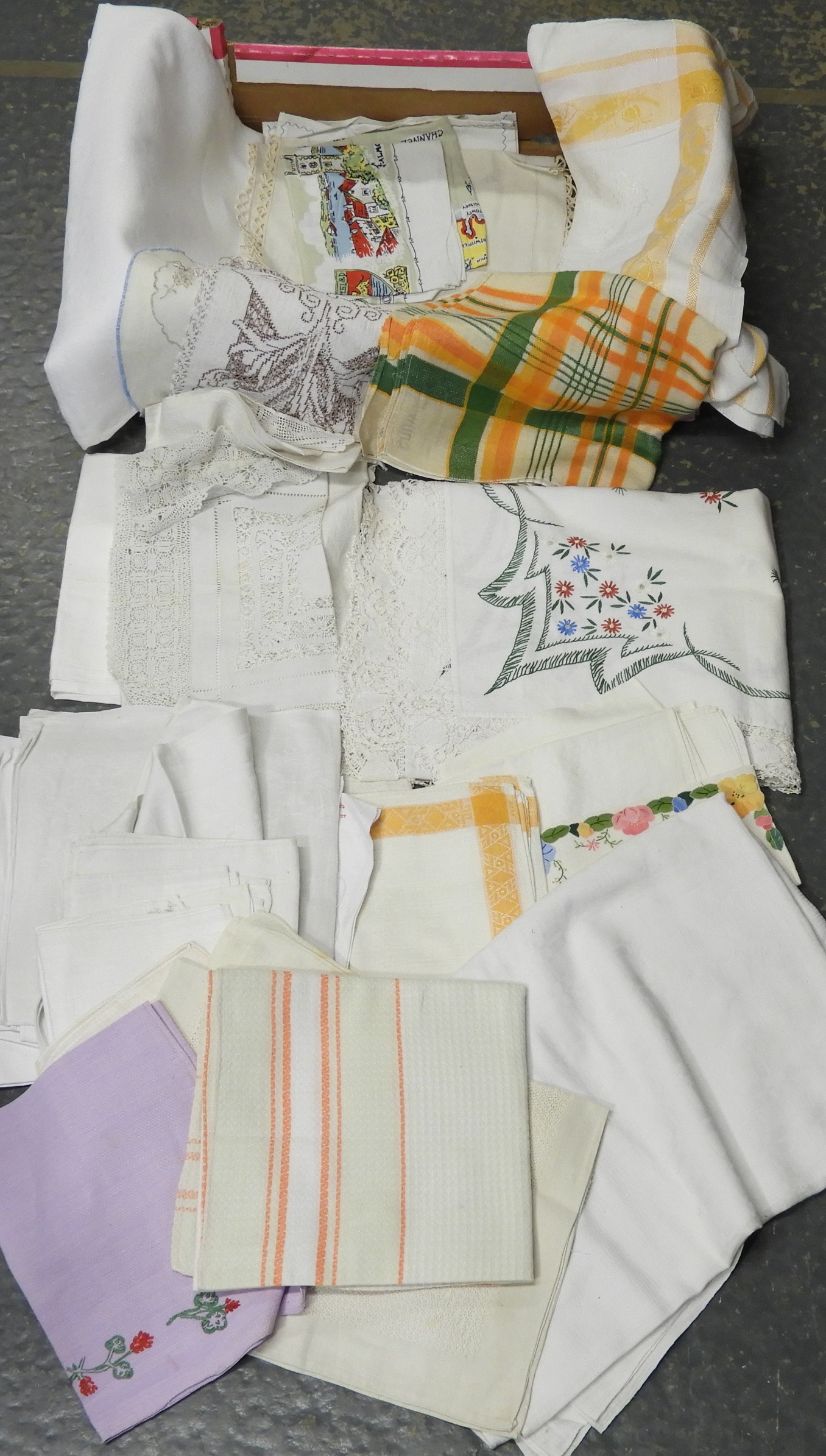 BOX OF TABLE LINEN