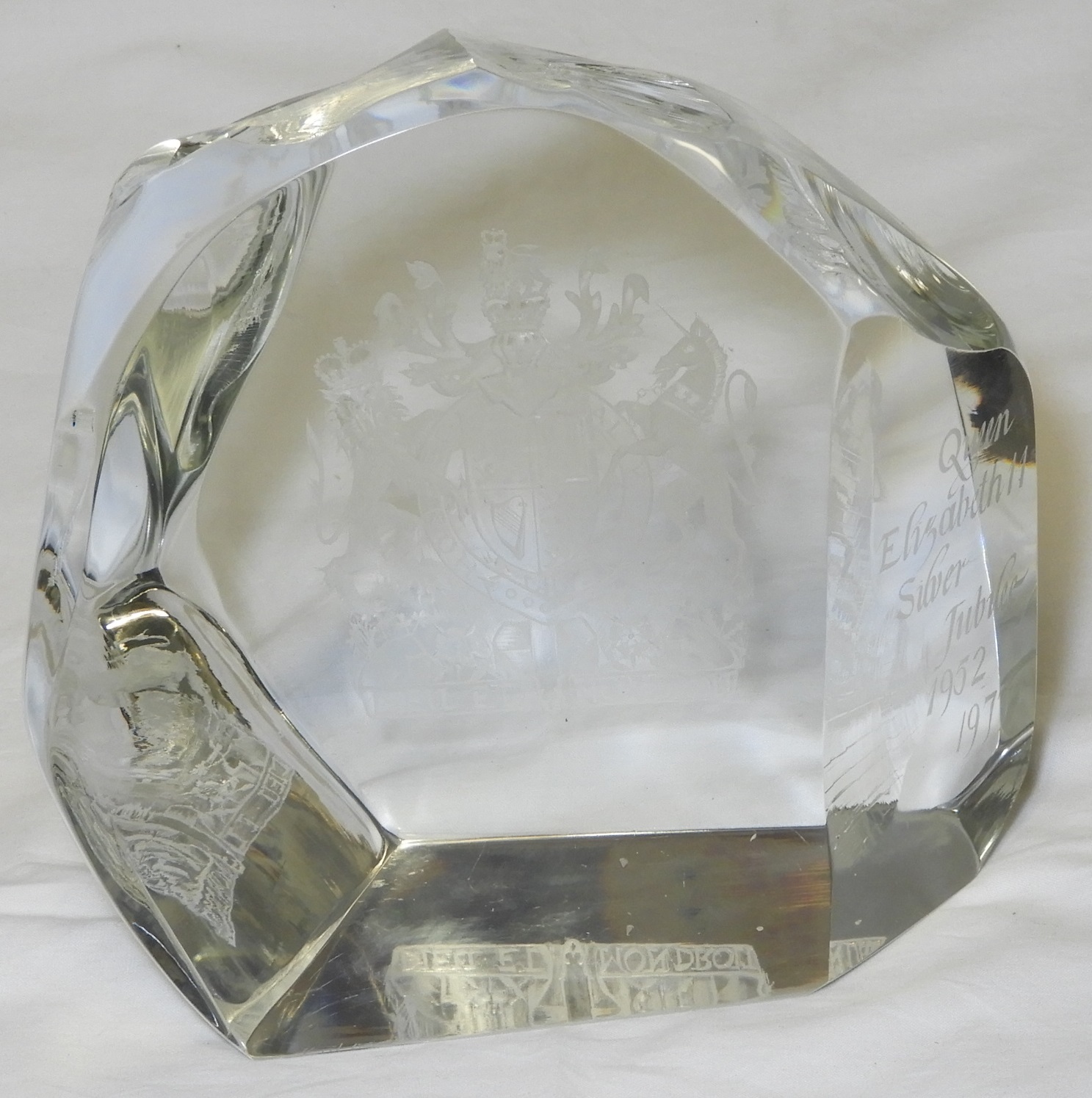 LARGE GLASS PAPERWEIGHT A/F WITH ROYAL COAT OF ARMS SILVER JUBILEE 1977