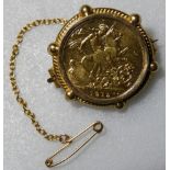 COINS - 1915 SOVEREIGN IN 9CT GOLD BROOCH MOUNT