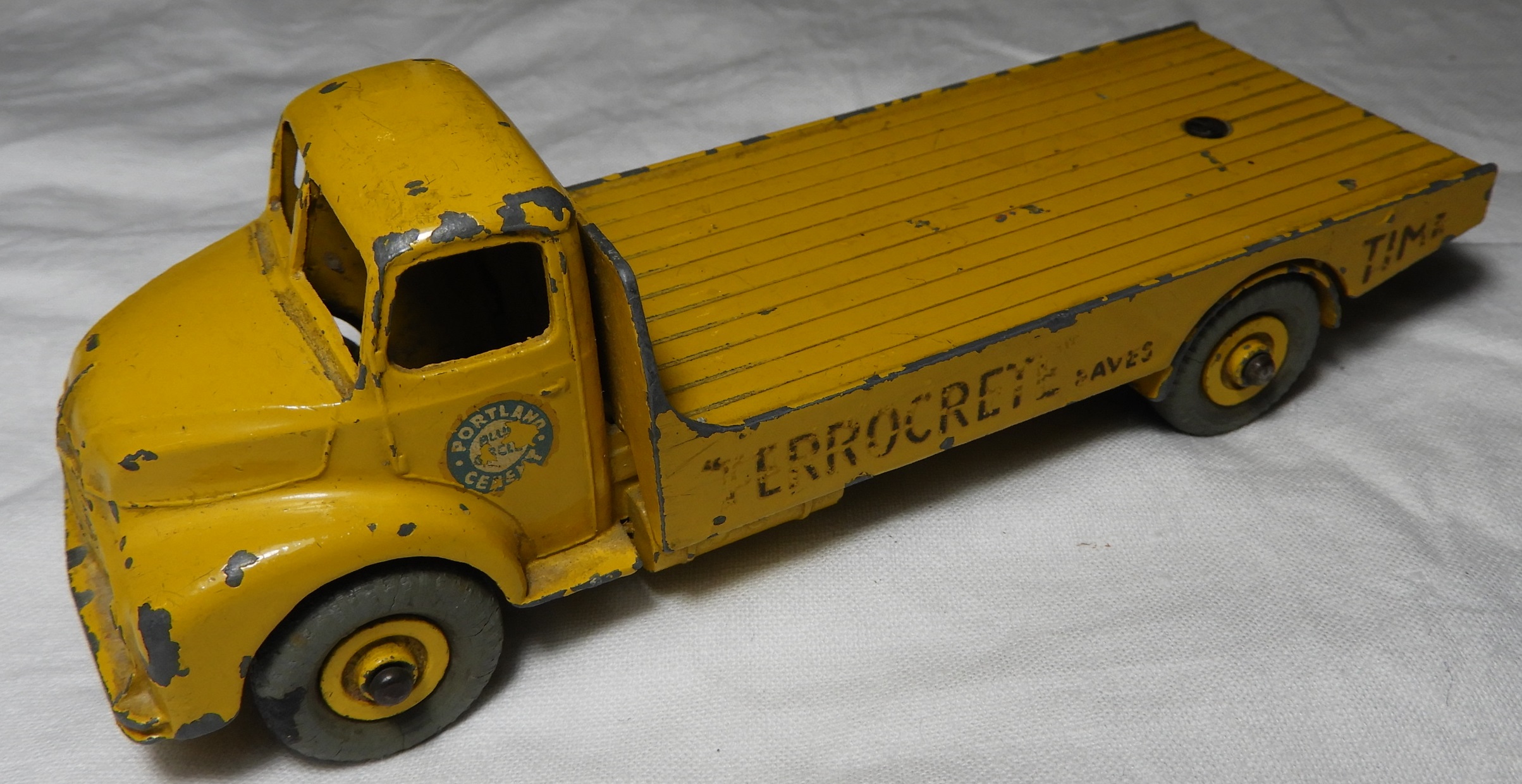 DINKY SUPERTOY LEYLAND COMET LORRY 'FERROCRETE'