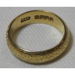 18CT GOLD ETCHED BAND RING 8.95G