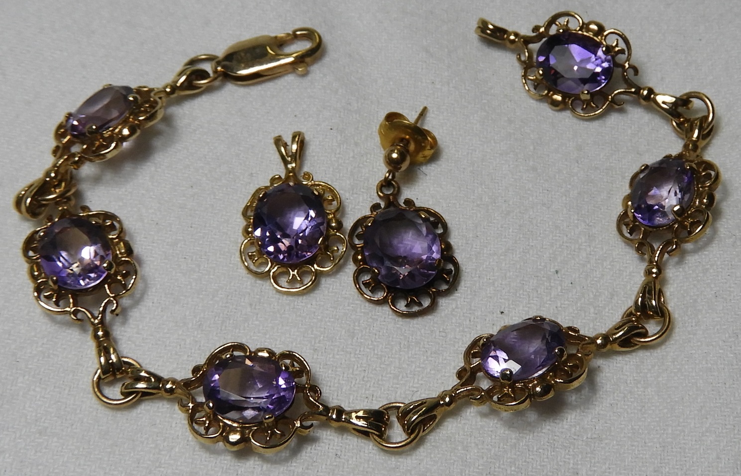 9CT GOLD AMETHYST SET BRACELET, PENDANT & 1 EARRING