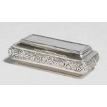 SILBERNE SCHNUPFTABAKDOSE,Silber, 19. Jh.Rechteckige Form mit seitlichem, floral zisliertem und