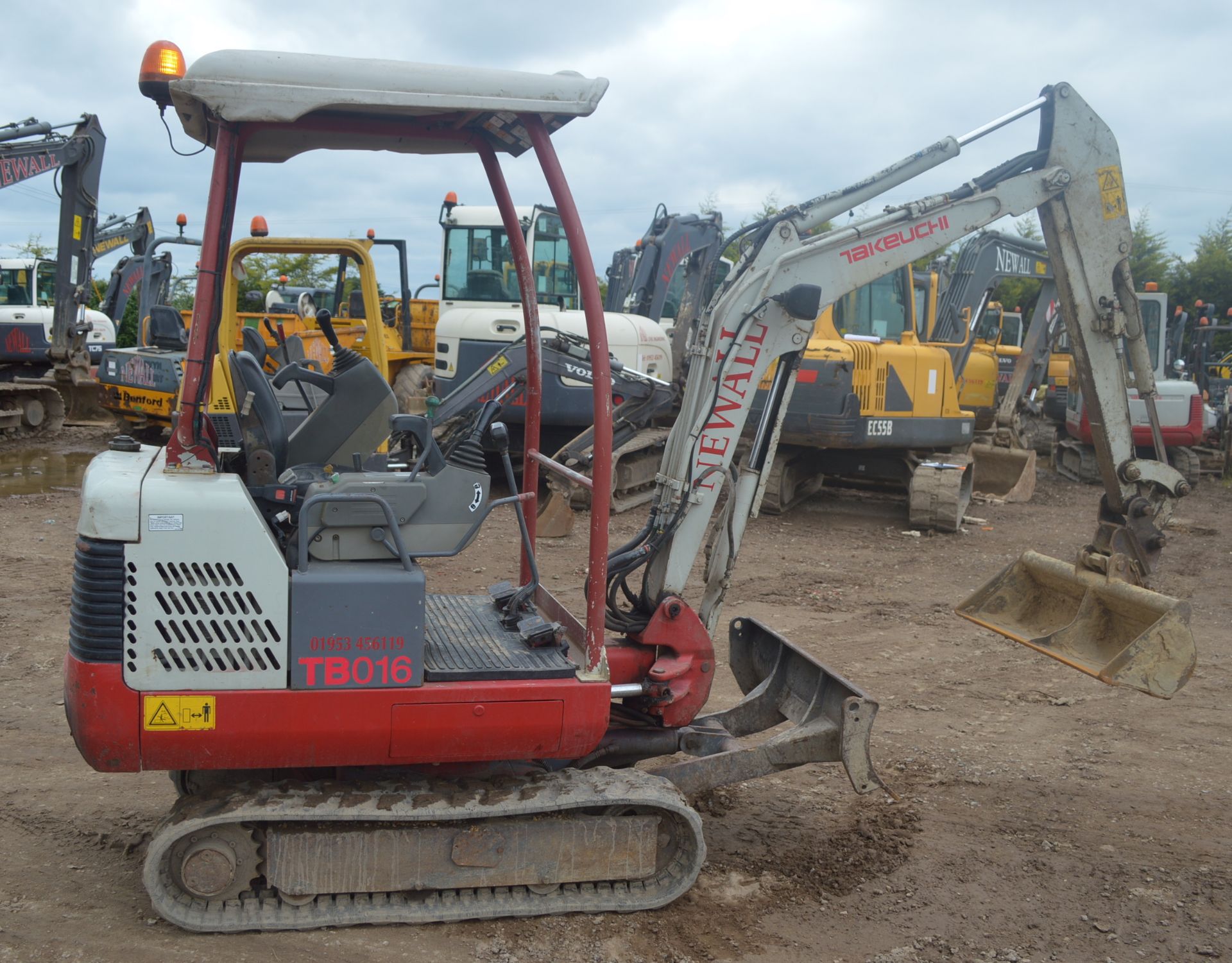 Takeuchi 1.5t Excavator - Image 7 of 19