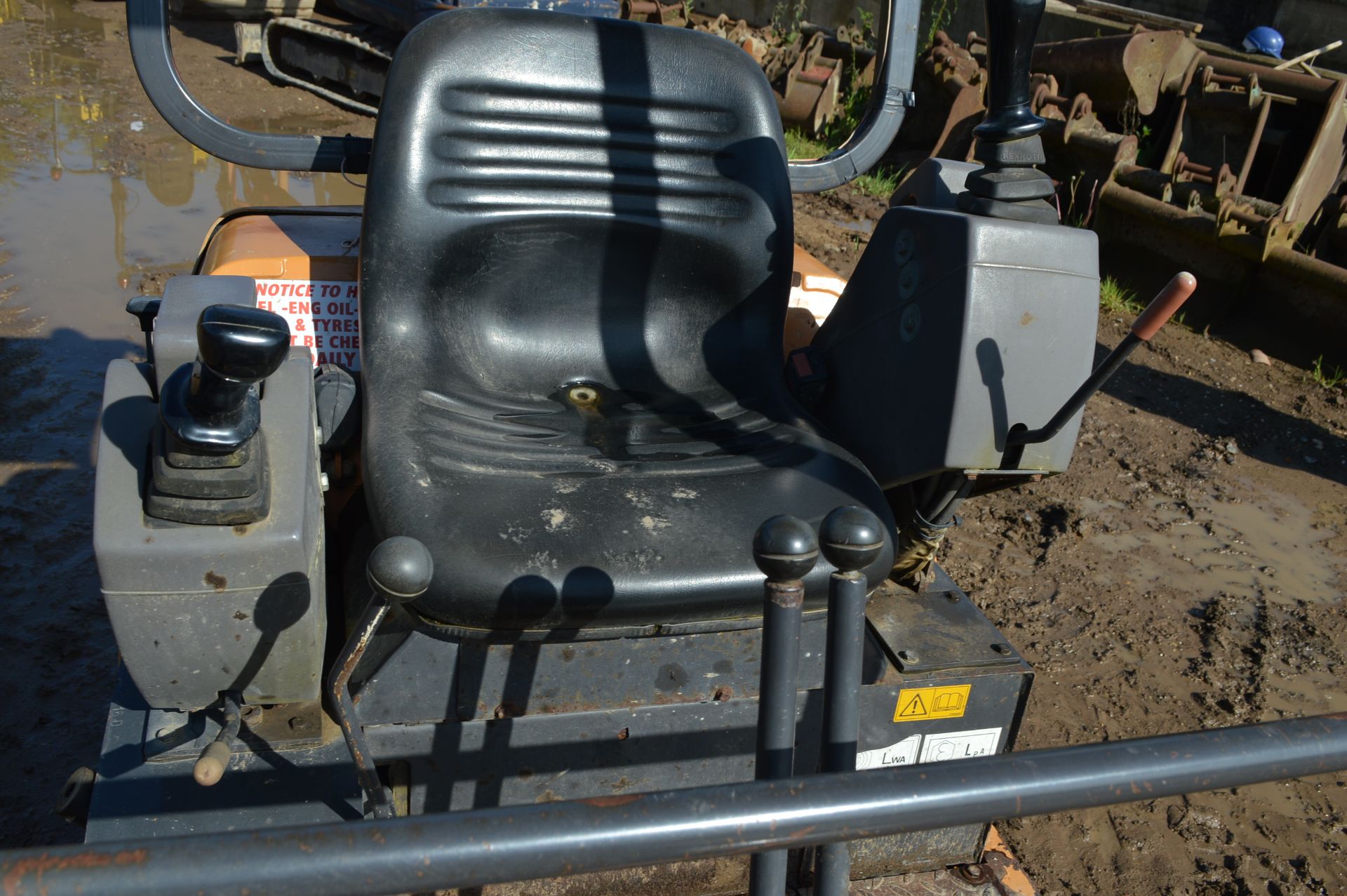 Case 1.5t Rubber Tracked Excavator with Blade - Image 12 of 26