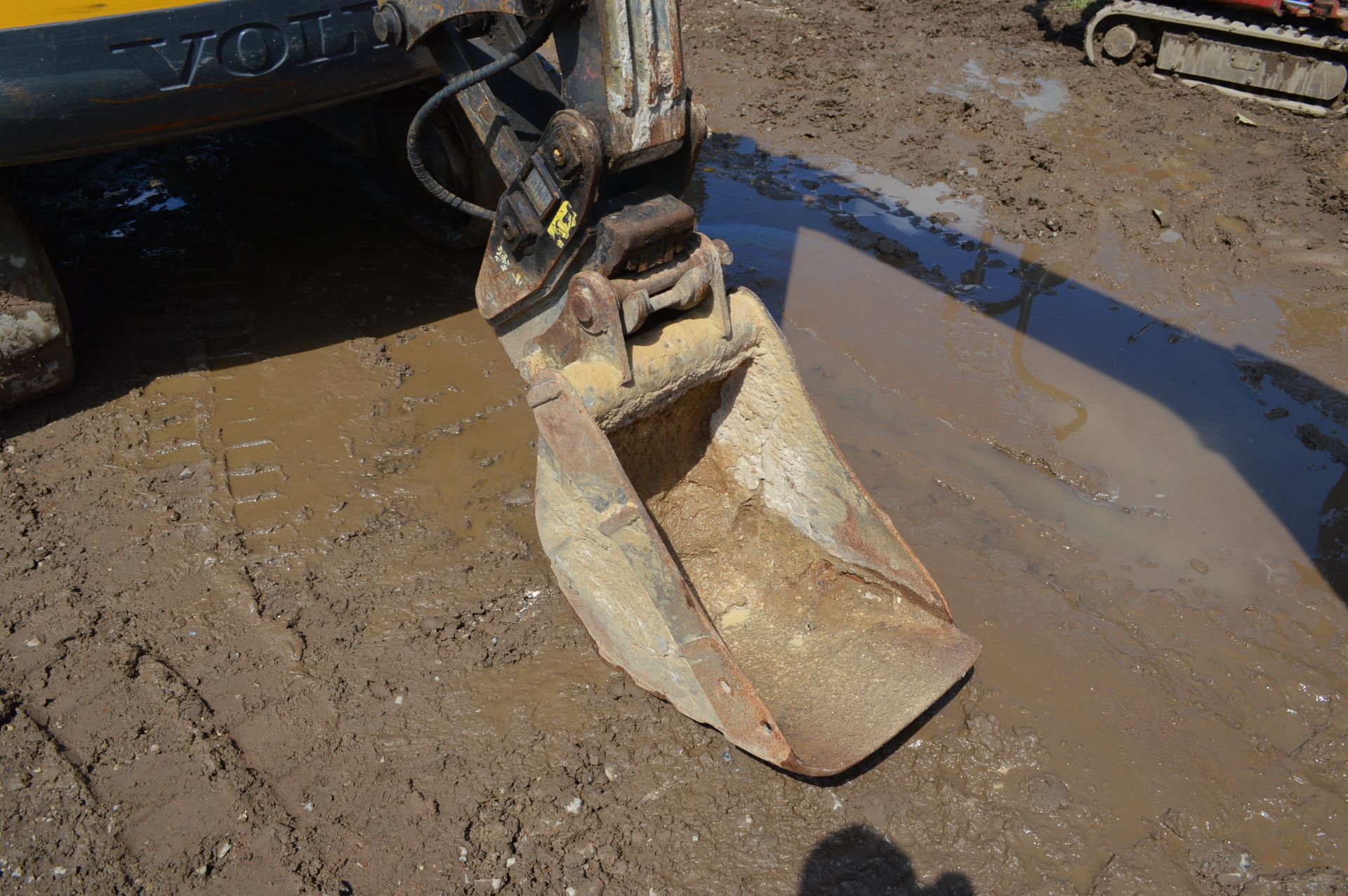 Volvo 5t Rubber Tracked Excavator with Blade, Quic - Image 2 of 37