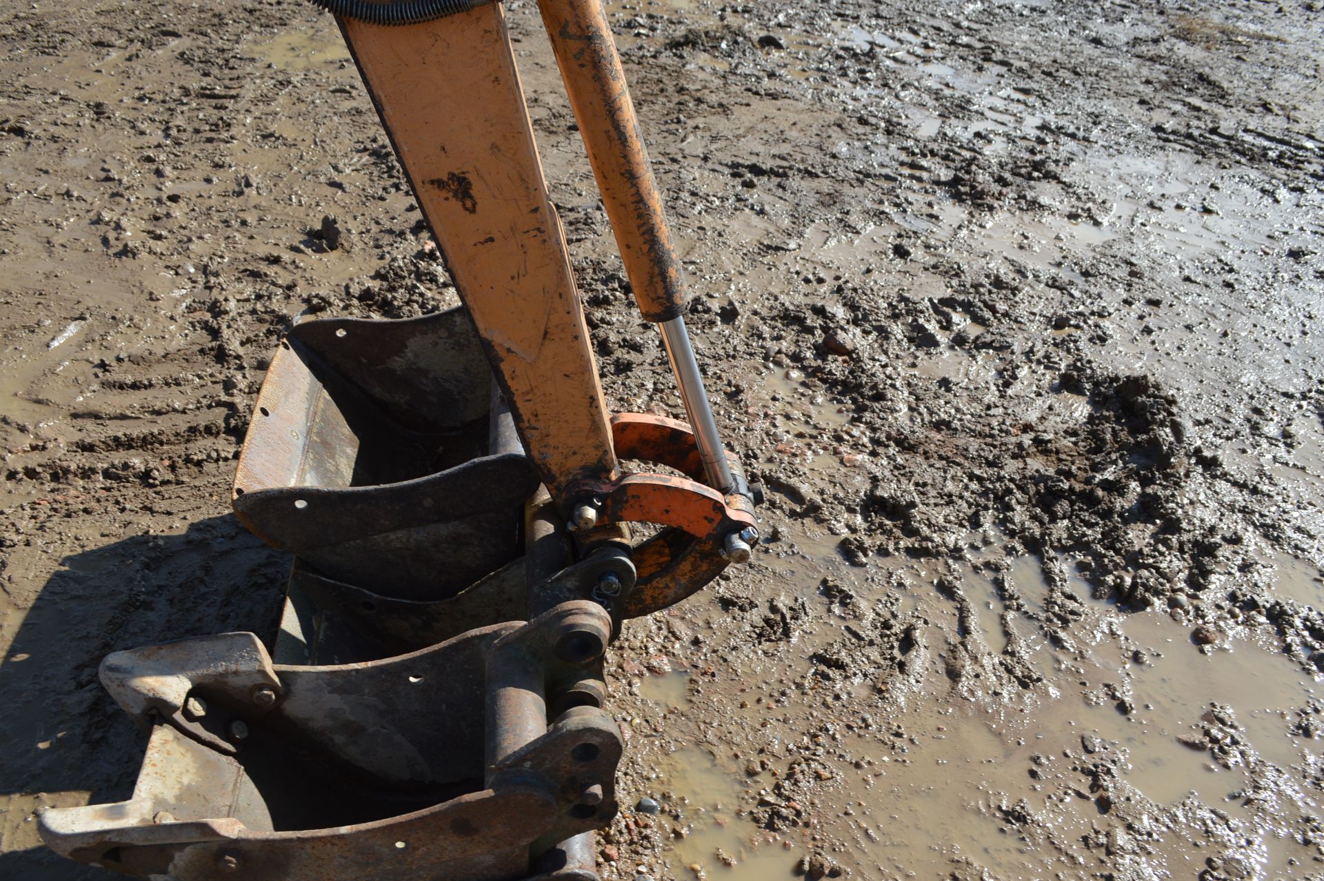 Case 1.5t Rubber Tracked Excavator with Blade - Image 18 of 26