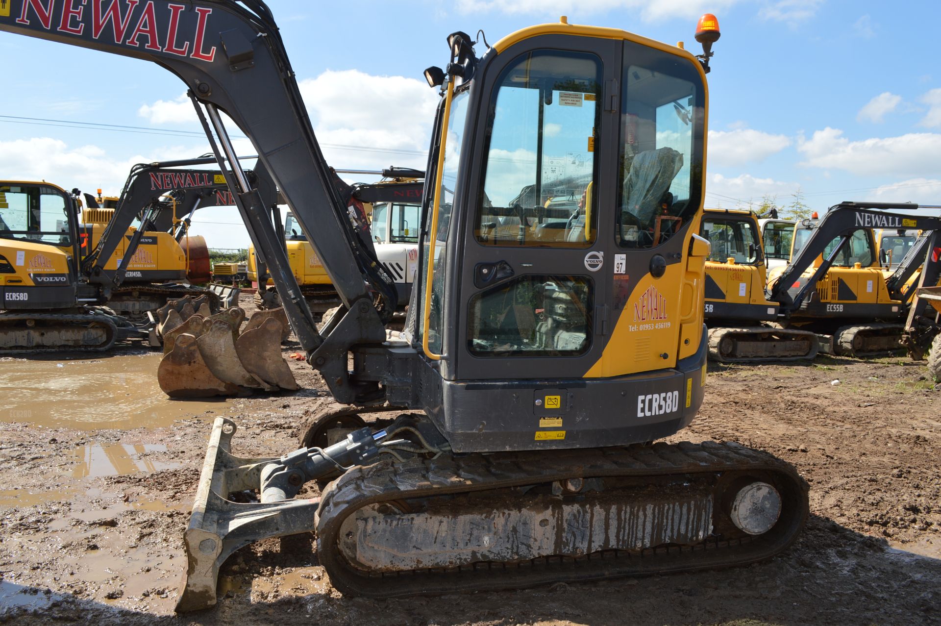 Volvo ECR58D Excavator with 4 Buckets (2014) - Image 5 of 32