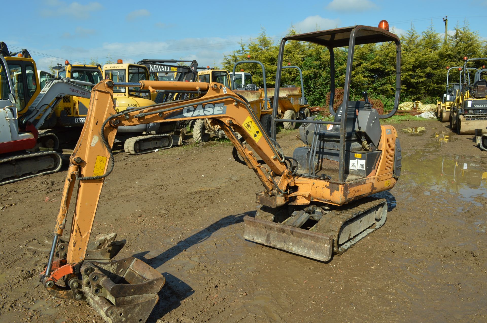 Case 1.5t Rubber Tracked Excavator with Blade - Image 2 of 26