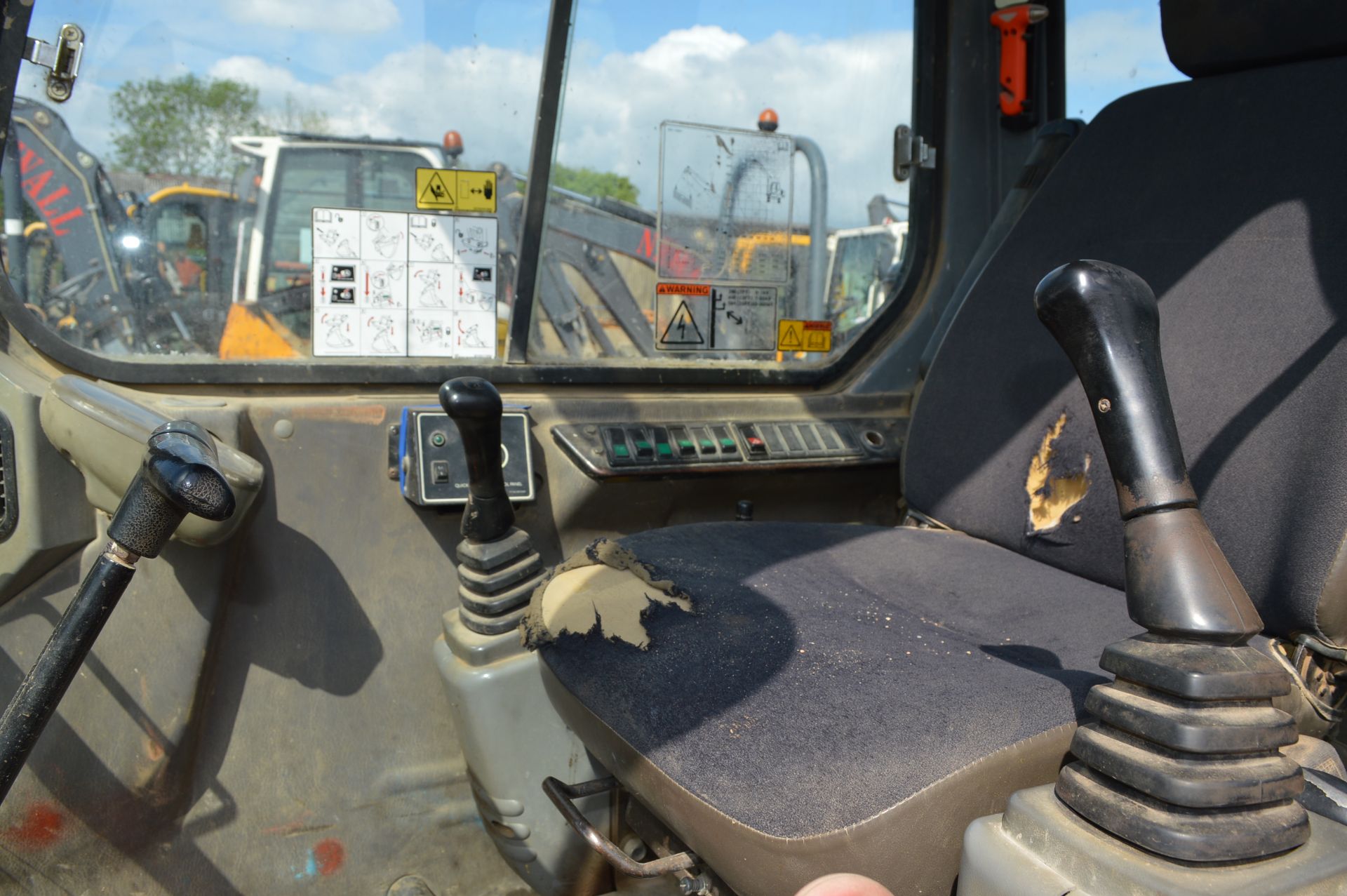 Volvo 5t Rubber Tracked Excavator with Blade, Quic - Image 14 of 19