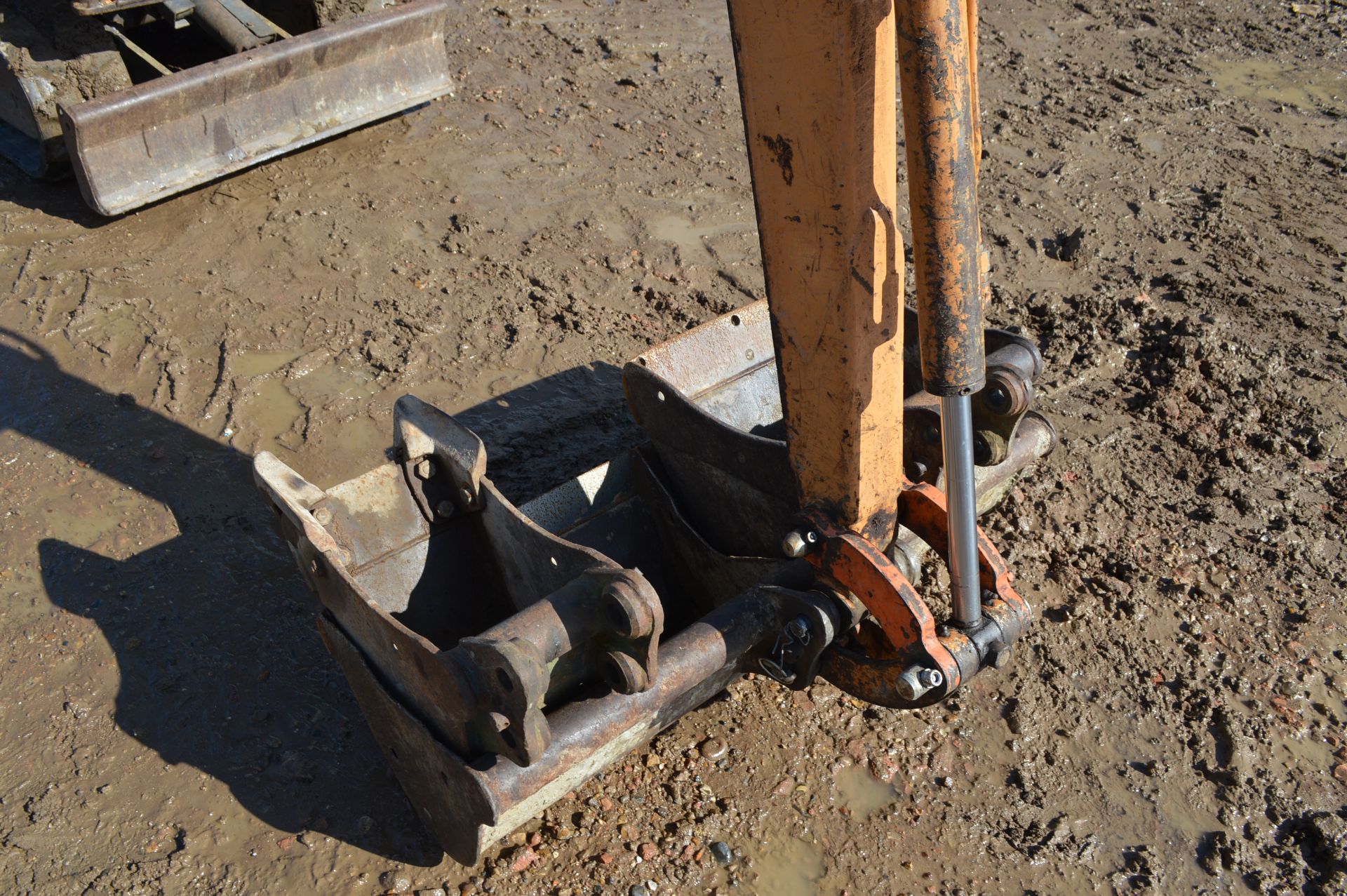 Case 1.5t Rubber Tracked Excavator with Blade - Image 19 of 26