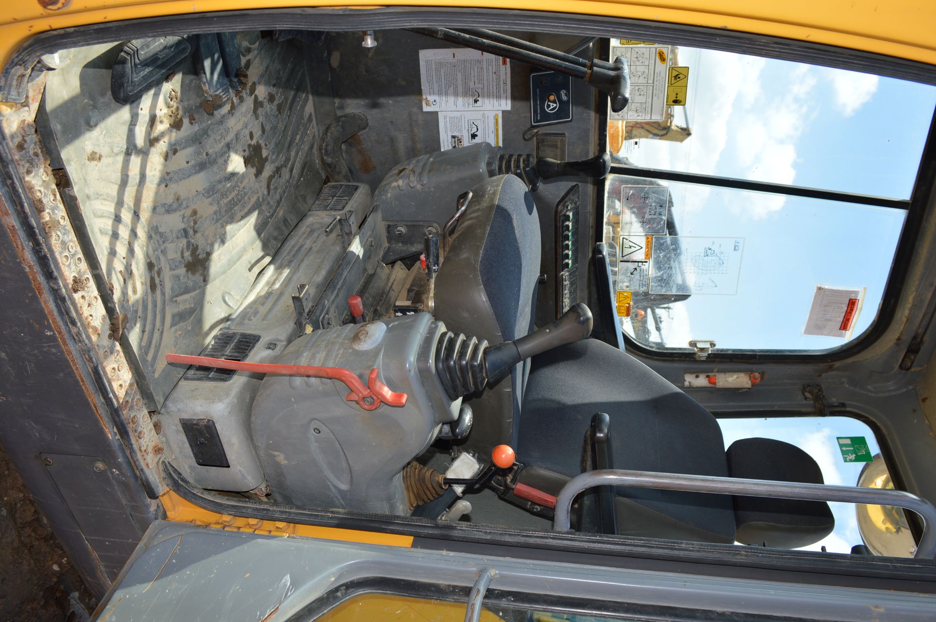 Volvo 5t Rubber Tracked Excavator with Blade, Quic - Image 30 of 37
