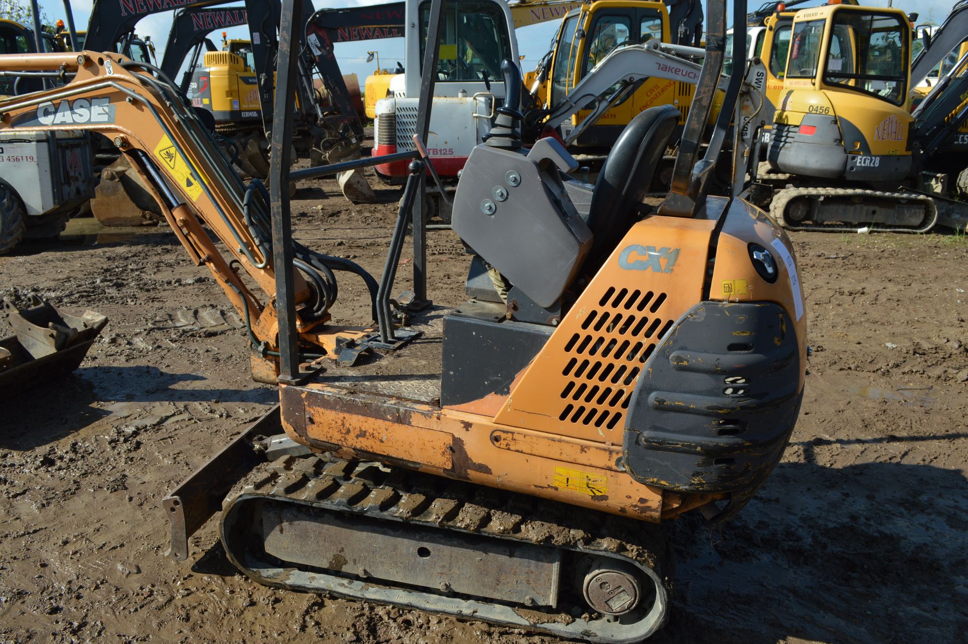 Case 1.5t Rubber Tracked Excavator with Blade - Image 6 of 26