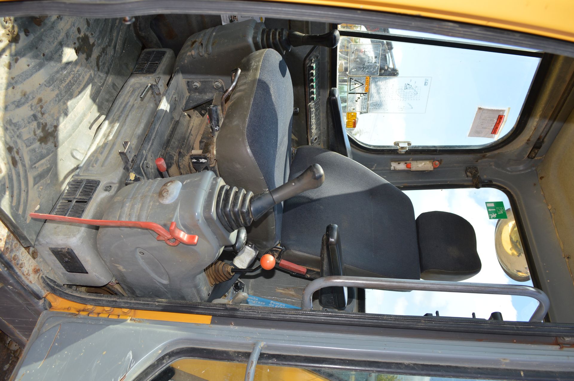 Volvo 5t Rubber Tracked Excavator with Blade, Quic - Image 31 of 37