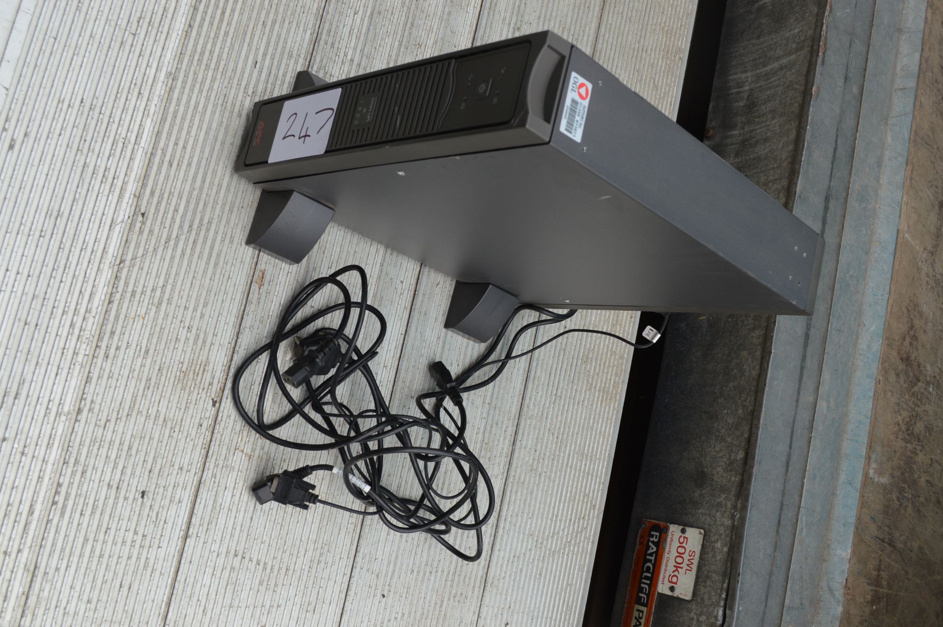 APC Smart UP5 SC1000 Uninterupted Powersource with attached Cables (please note: this item is - Image 3 of 5