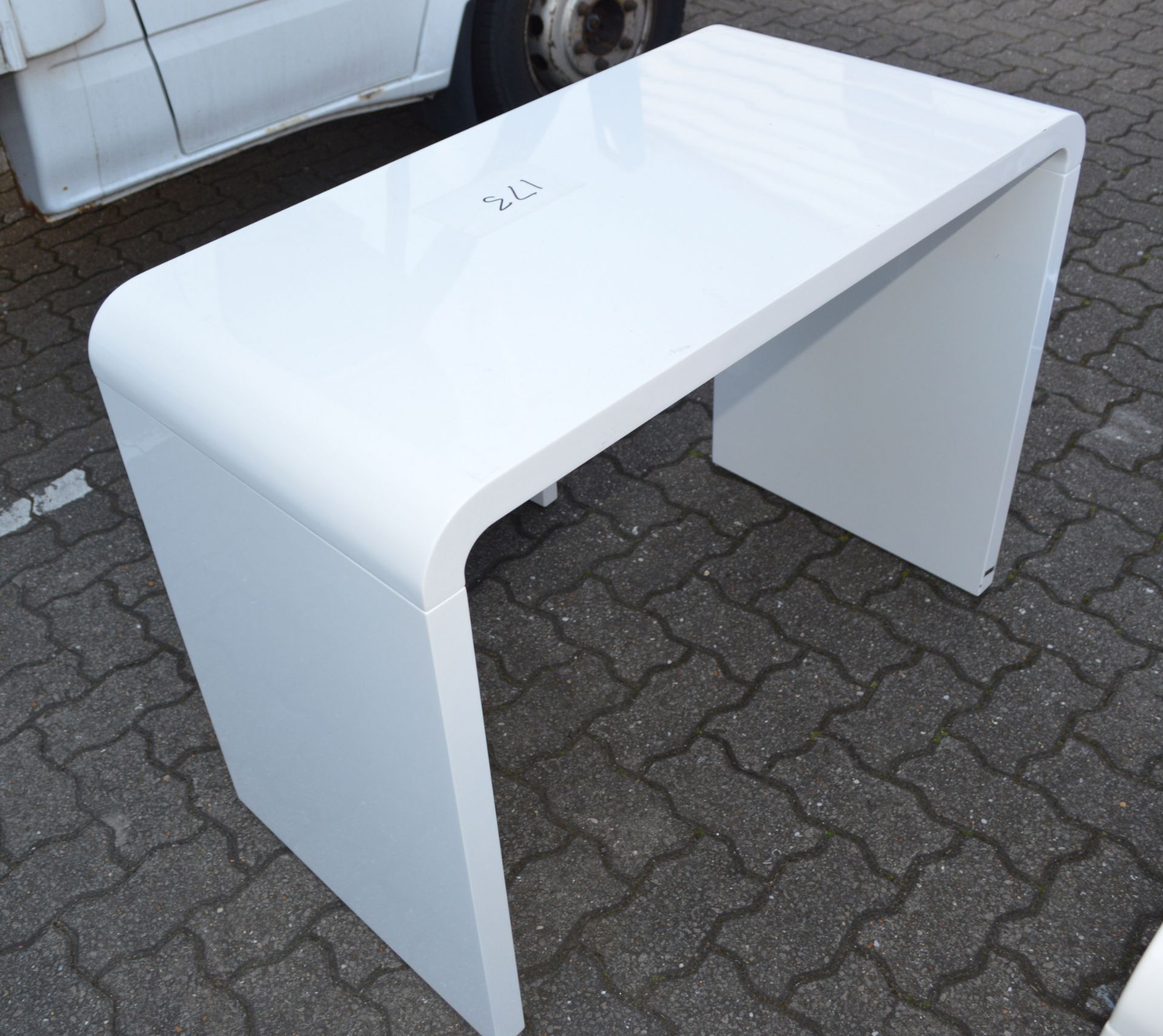 White Curved Work Station 1mtr Long x 50cm Deep 75cm High with Side Table (please note: this item is - Image 3 of 4