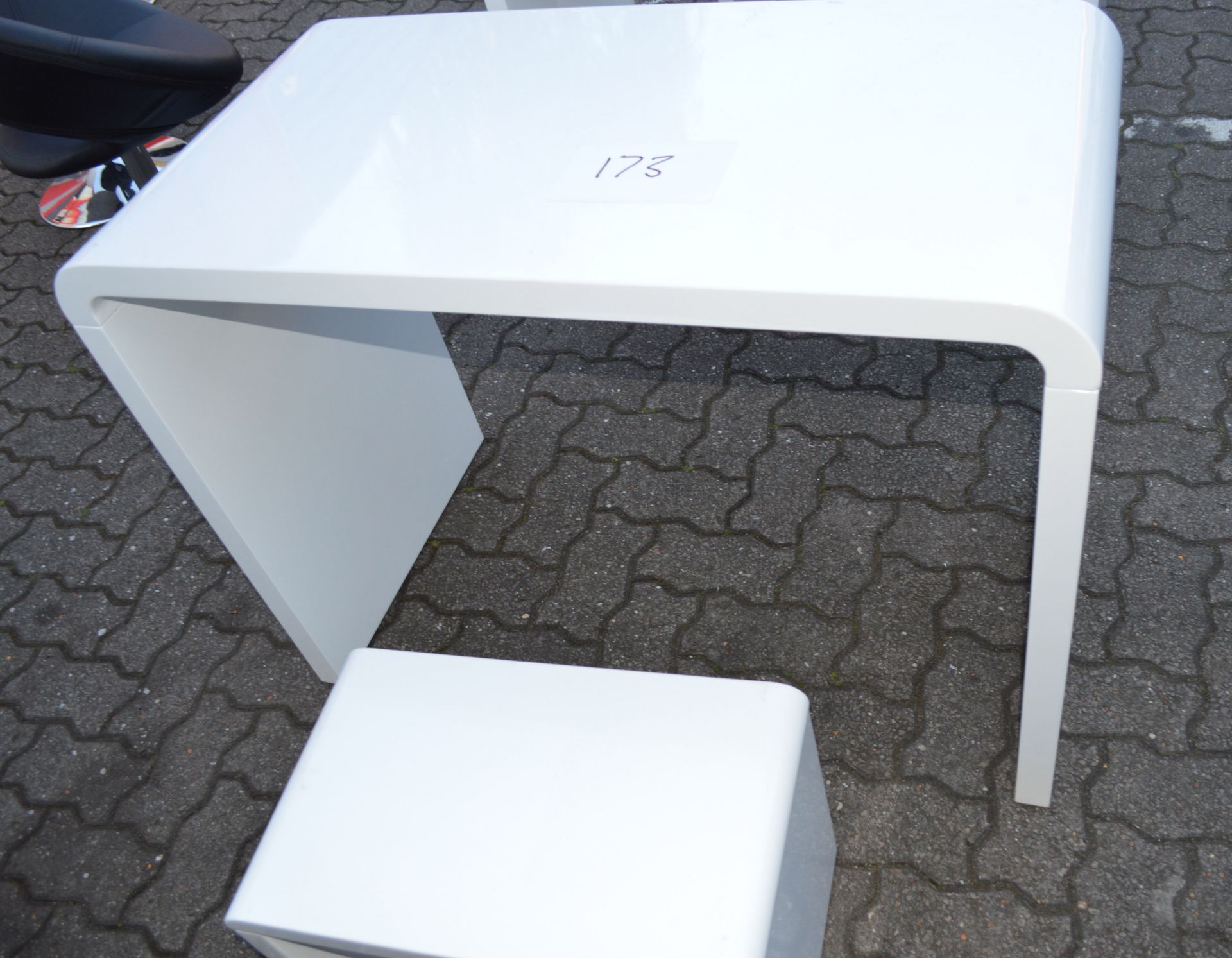 White Curved Work Station 1mtr Long x 50cm Deep 75cm High with Side Table (please note: this item is - Image 2 of 4