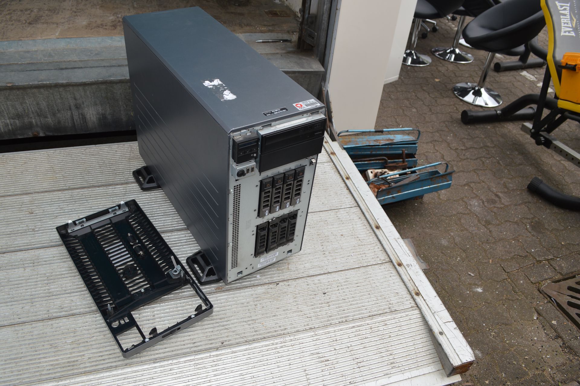 Dell Poweredge T610 E035 Towerserver with 2: 15K 146GB Drives 2: 10K 600GB Drives (please note: this - Image 10 of 10