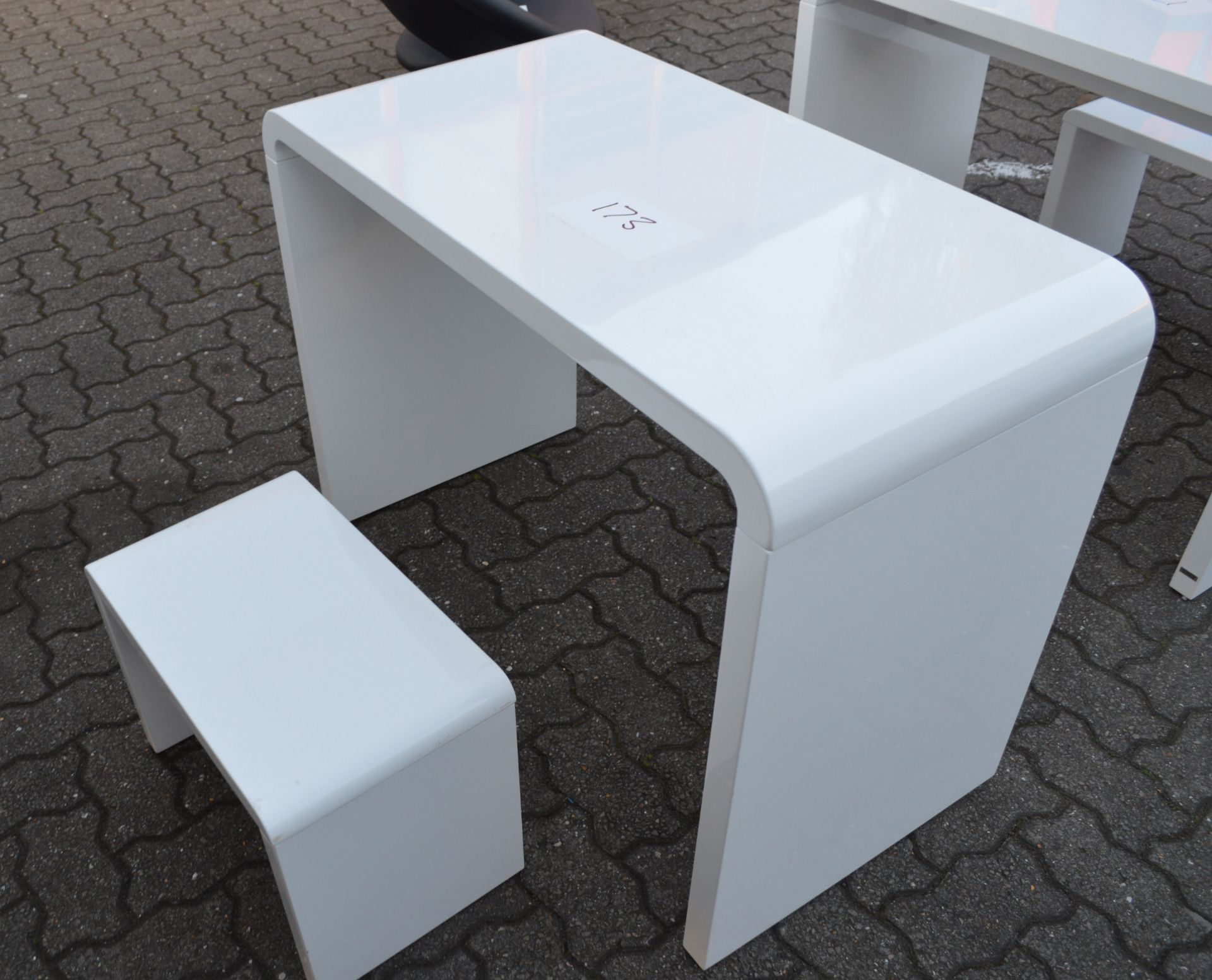 White Curved Work Station 1mtr Long x 50cm Deep 75cm High with Side Table (please note: this item is