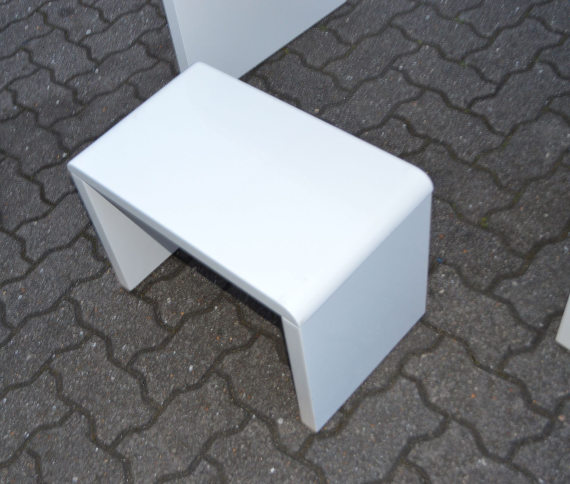 White Curved Work Station 1mtr Long x 50cm Deep 75cm High with Side Table (please note: this item is - Image 4 of 4