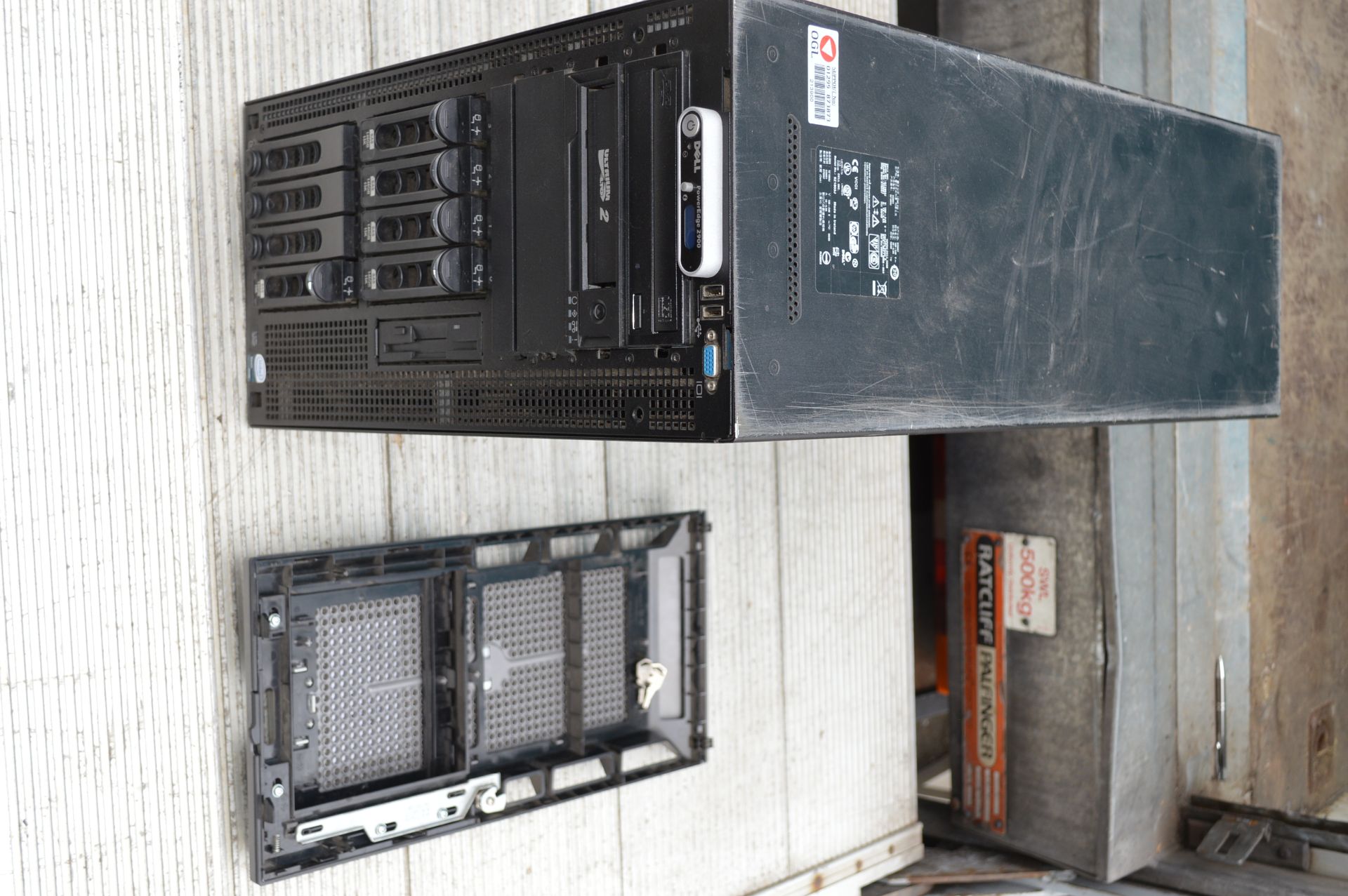 Dell Poweredge 2900 Towerserver ECM01 with 5: 146GB 15K Drives (please note: this item is located in - Image 7 of 10