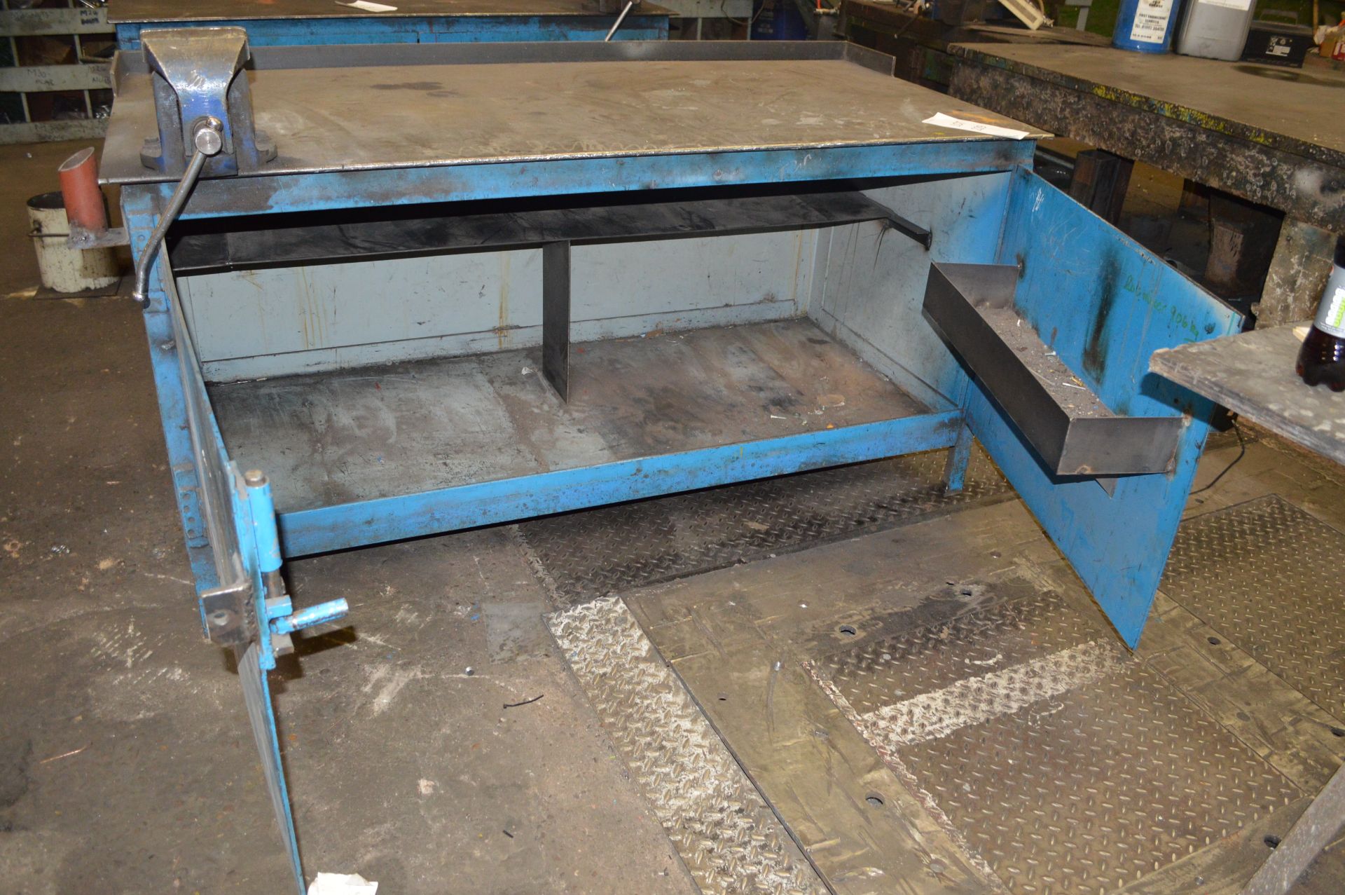 Welded Mild Steel Work Bench with Vice w-185cm, d-88cm, h-93cm - Image 6 of 8