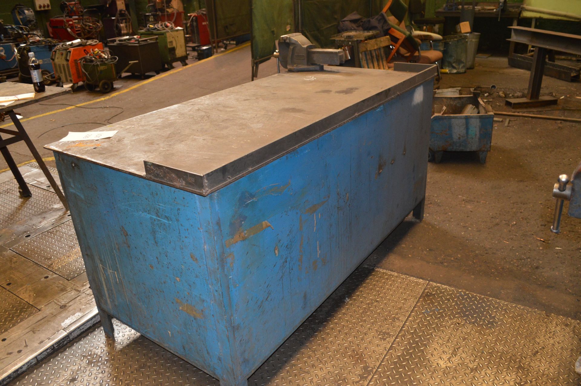 Welded Mild Steel Work Bench with Vice w-185cm, d-88cm, h-93cm - Image 3 of 8