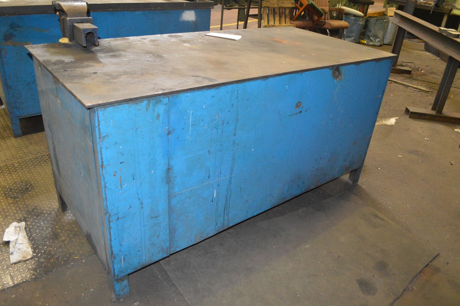 Welded Mild Steel Work Bench with Vice w-185cm, d-88cm, h-93cm - Image 3 of 8