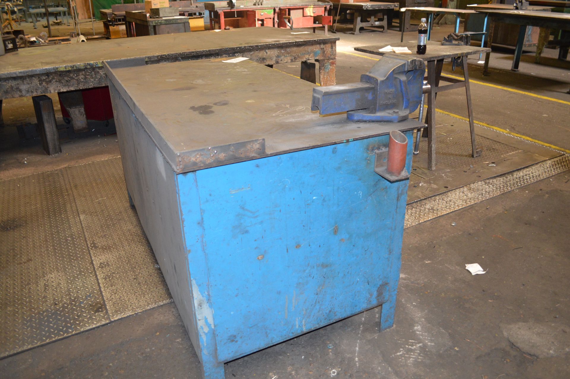 Welded Mild Steel Work Bench with Vice w-185cm, d-88cm, h-93cm - Image 4 of 8