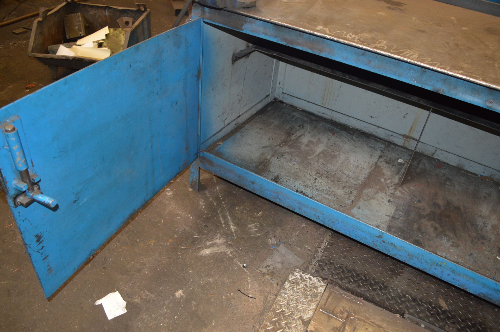 Welded Mild Steel Work Bench with Vice w-185cm, d-88cm, h-93cm - Image 8 of 8