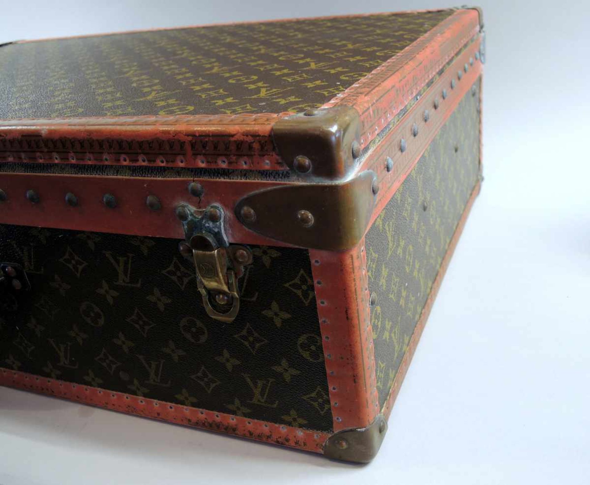 Louis Vuitton Koffer Monogramm-Canvas Muster, Ledergriff mit Messingbeschlägen, Seriennummer 907819, - Bild 4 aus 5