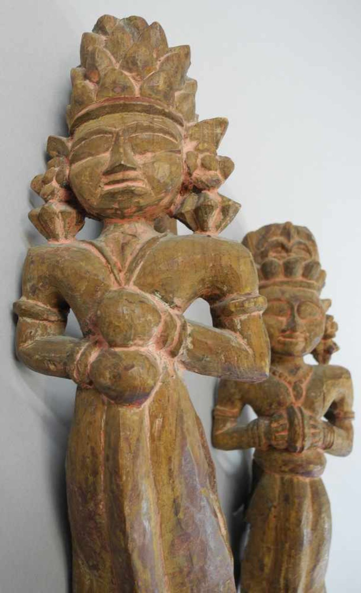 Paar Tempelwächter Holz geschnitzt, Reste von polychromer Fassung. Mit Wandbefestigung. Südost- - Bild 2 aus 3