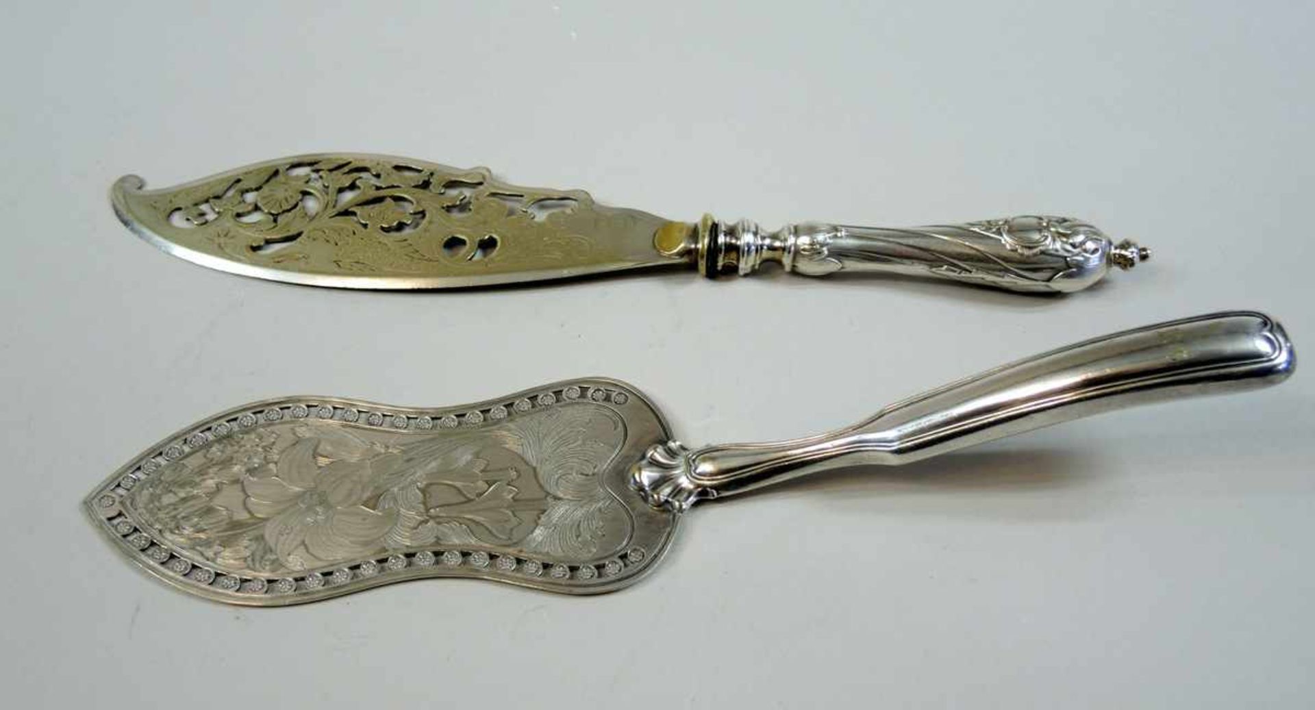 Paar Jugendstil Fischvorleger/-heber Silber und plated. Einer gepunzt H&G., der andere am Griff