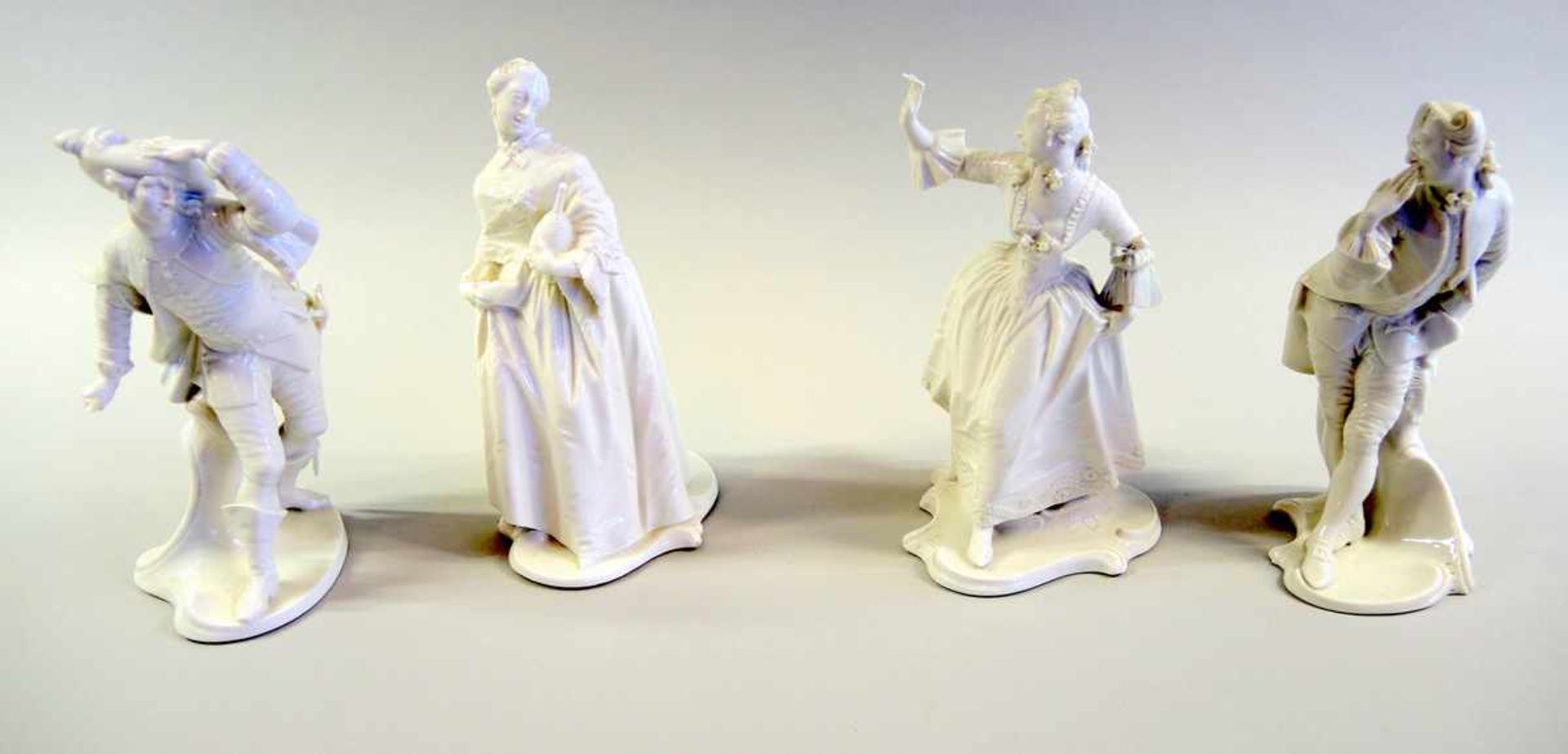 4 Nymphenburg Figuren Weißporzellan. Aus der Commedia dell'arte. Teils bestoßen. Manufakturmarken.