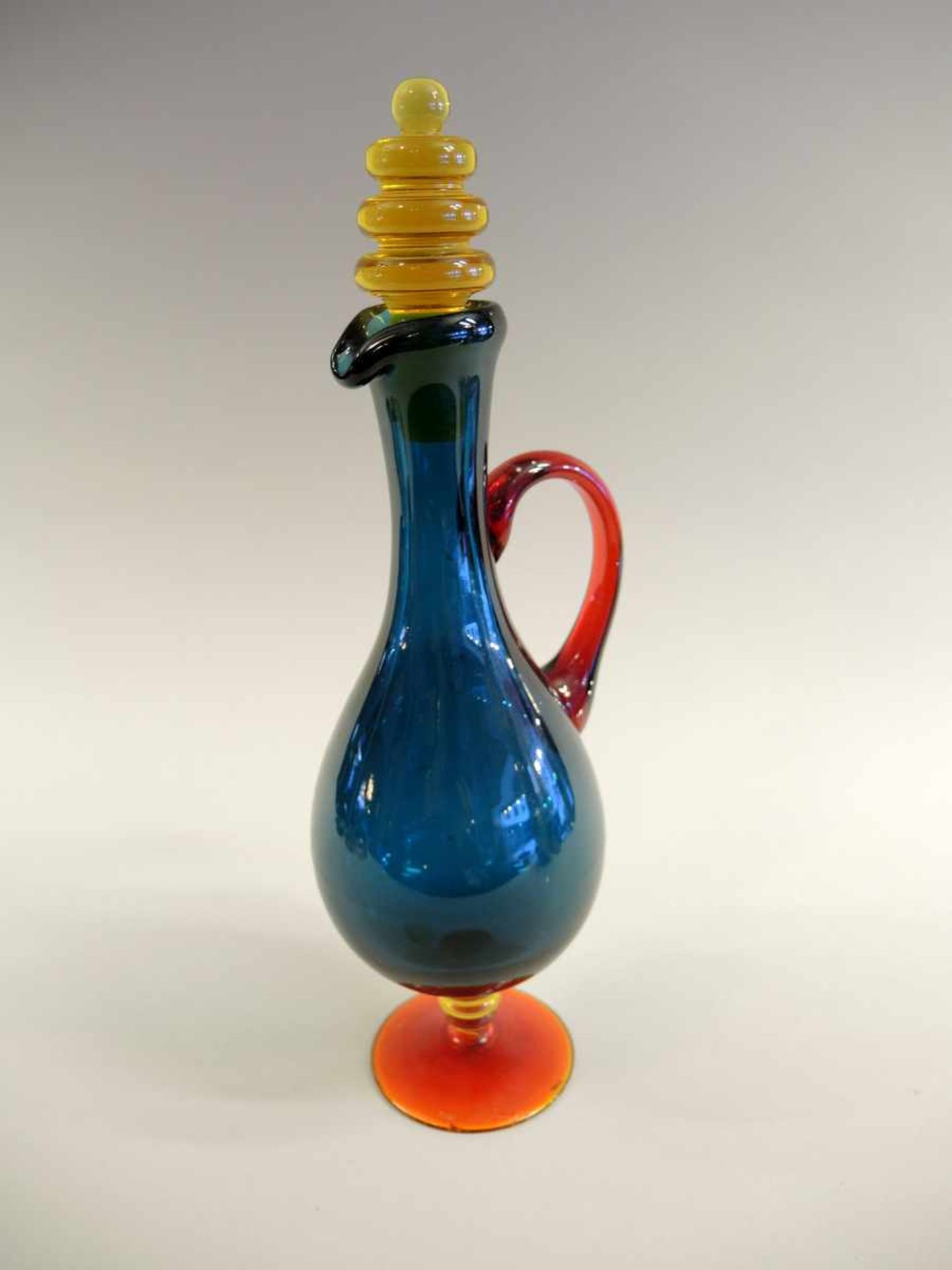 Schöne Karaffe Rotes, gelbes und blaues Glas. Gut erhalten. Italien, um 1950. H ca. 36 cm.