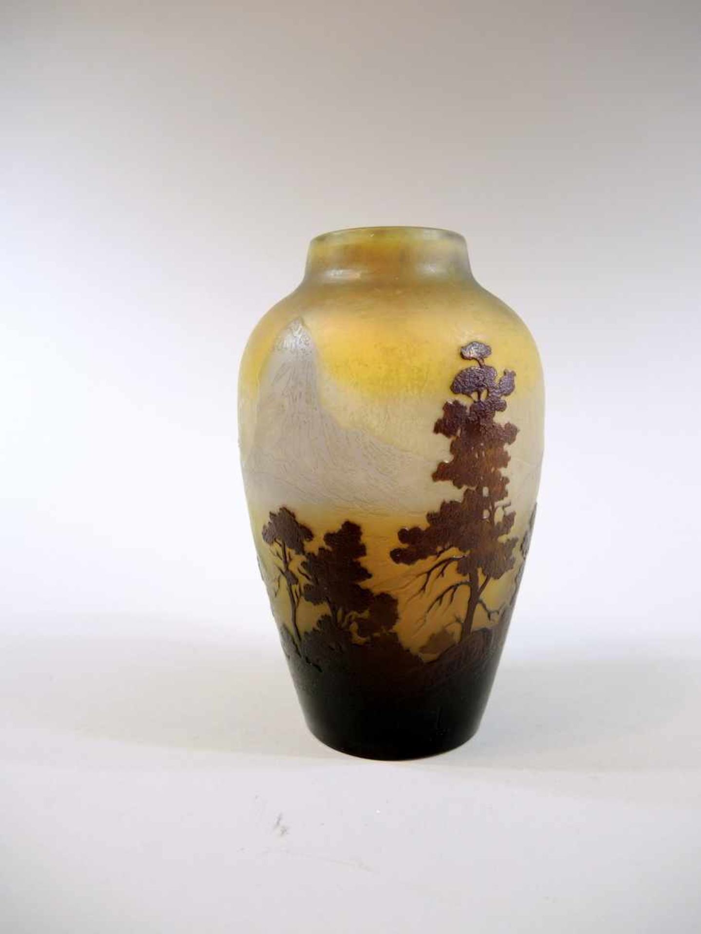 Kleine Gallé-Vase Glas. Waldlandschaft in Reliefätzung. Signiert Gallé. Guter altersbedingter