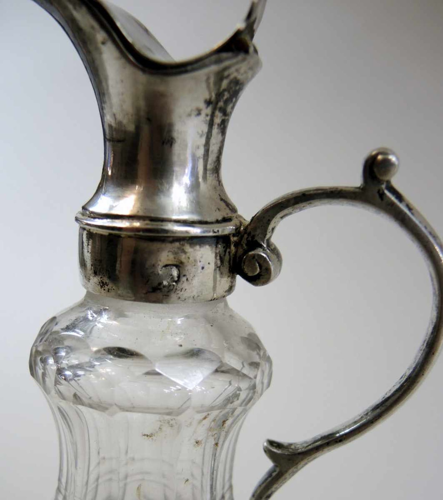 Kännchen aus einem Aquavinum Set Silber und Kristallglas. Augsburg, zweite Punze verschlagen. Am - Bild 2 aus 2