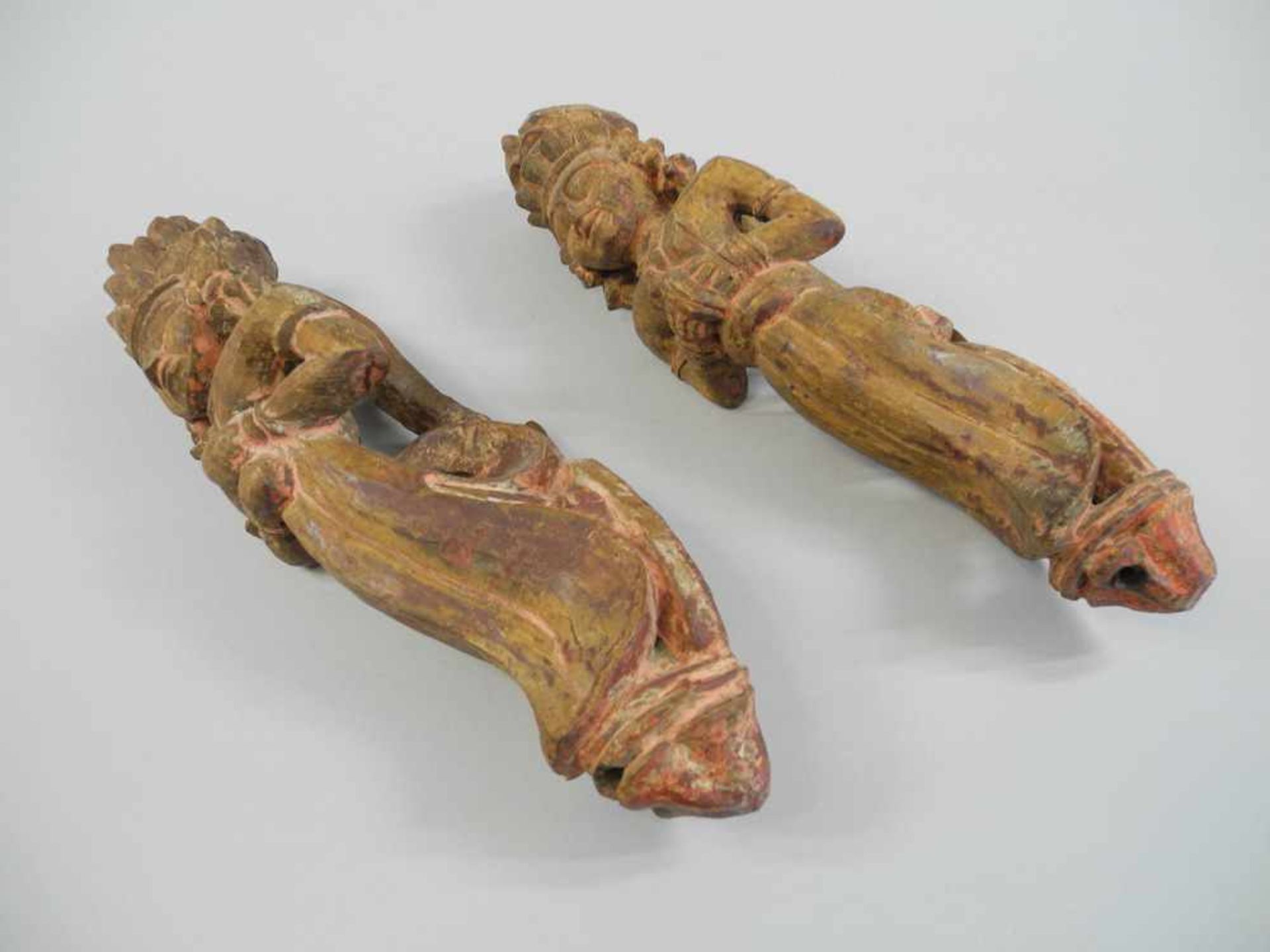 Paar Tempelwächter Holz geschnitzt, Reste von polychromer Fassung. Mit Wandbefestigung. Südost-