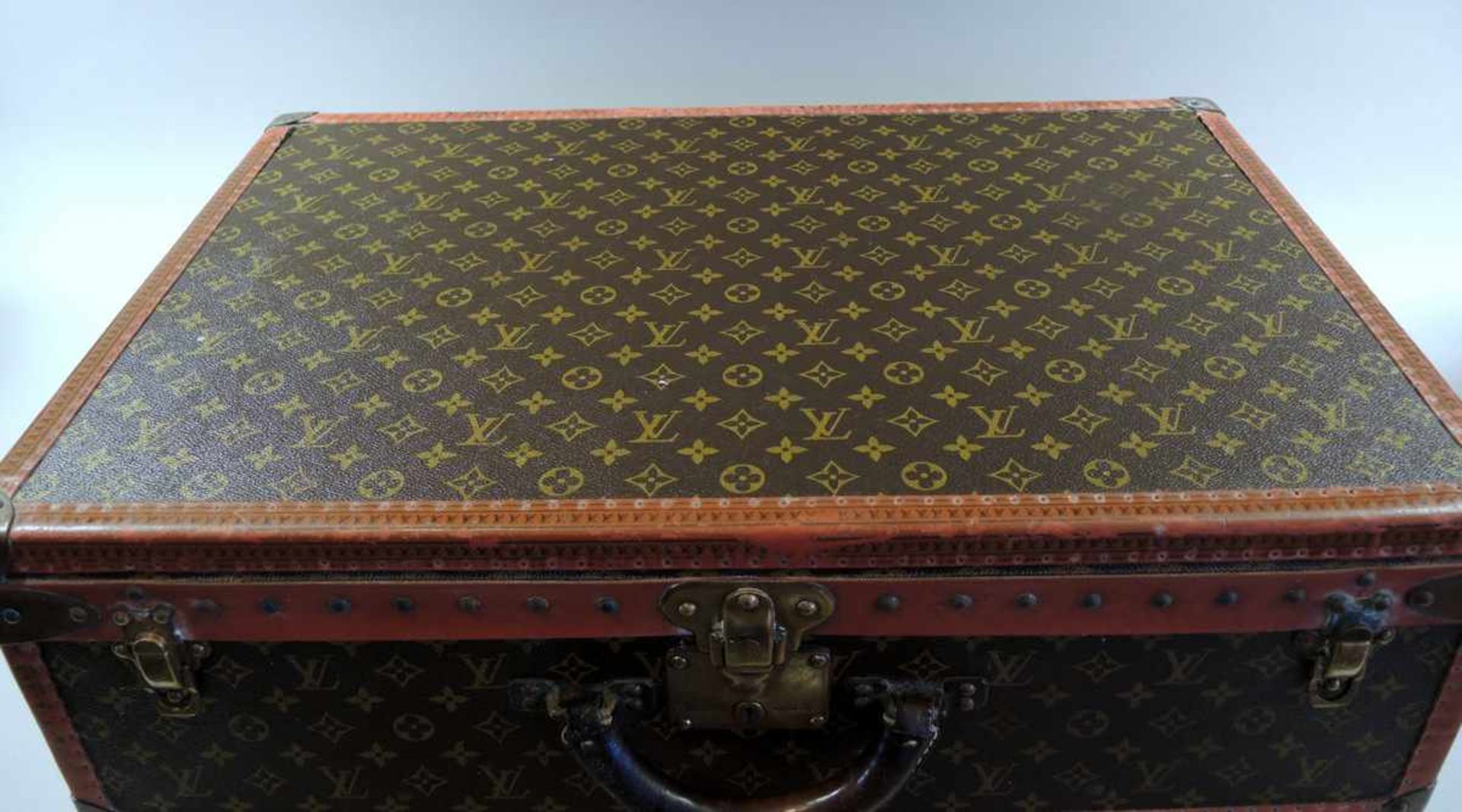 Louis Vuitton Koffer Monogramm-Canvas Muster, Ledergriff mit Messingbeschlägen, Seriennummer 907819, - Bild 5 aus 5